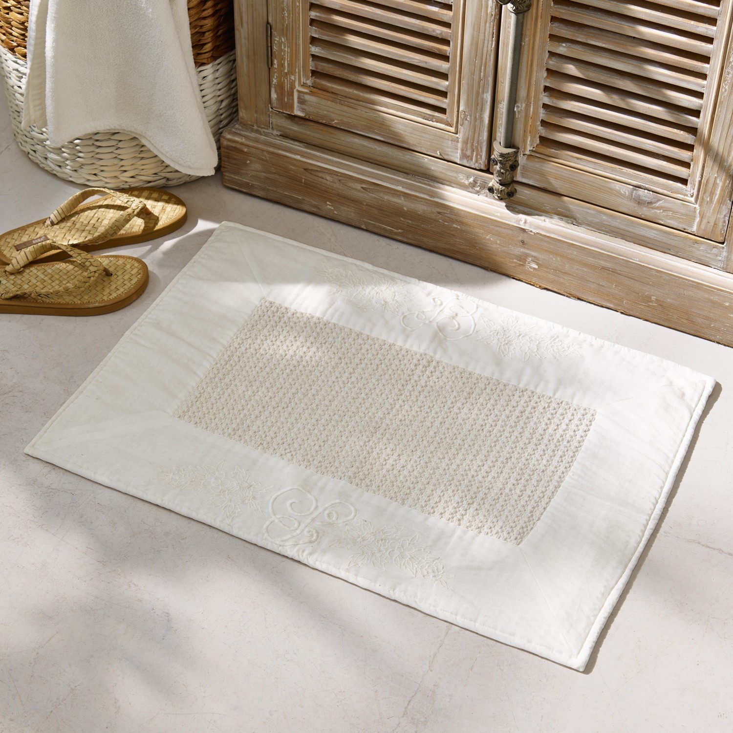 Scendibagno Padrig Tappeto da bagno beige in cotone con motivo ricamato e centro morbido per pavimento
