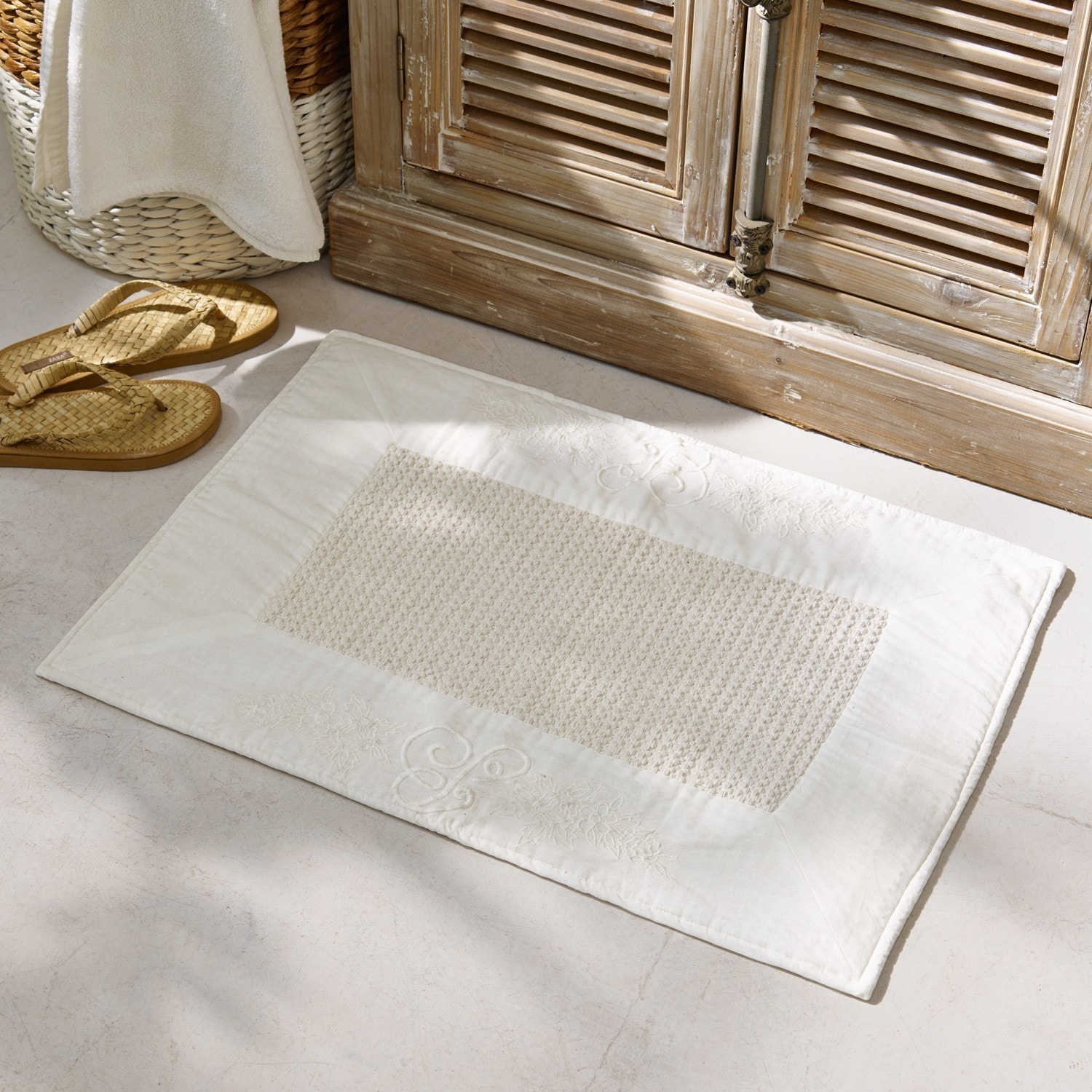 Scendibagno Padrig Tappeto da bagno beige in cotone con motivo ricamato e centro morbido per pavimento