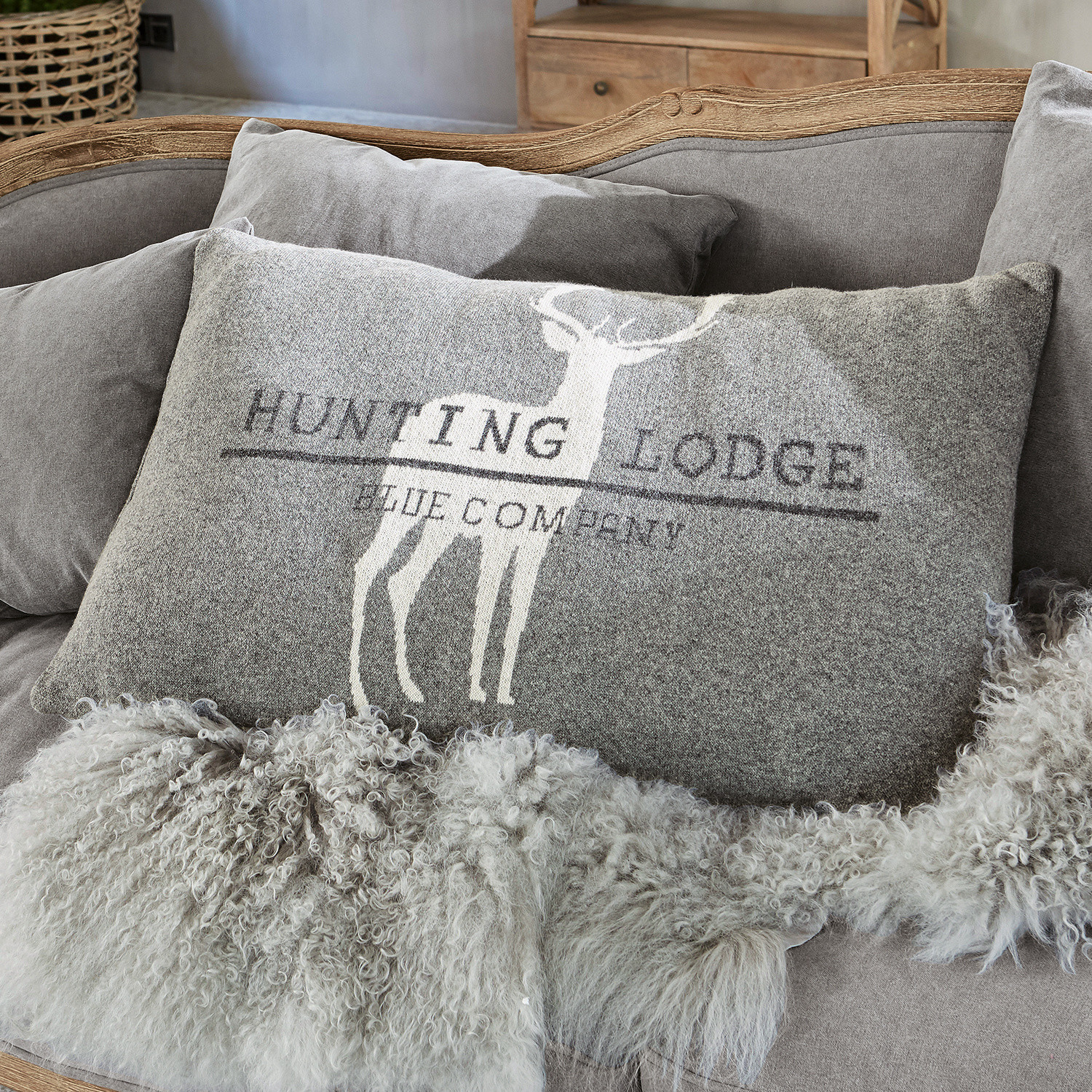 Cuscino Lodge Cuscino decorativo grigio con motivo cervo e scritta su divano morbido con coperta di pelliccia