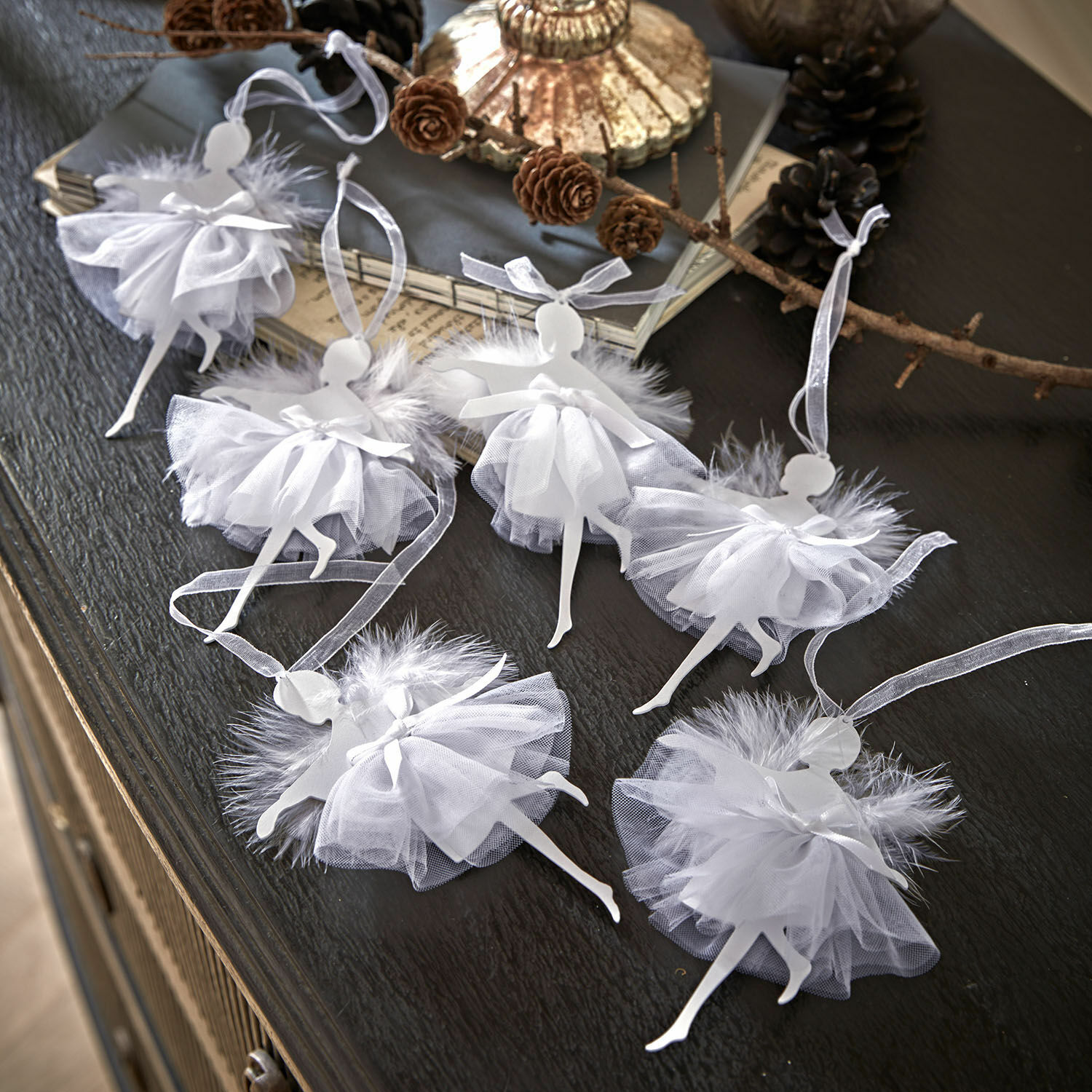 Set di 6 decorazioni da appendere Ursule Set di decorazioni ballerine bianche in tulle con piume per addobbi natalizi