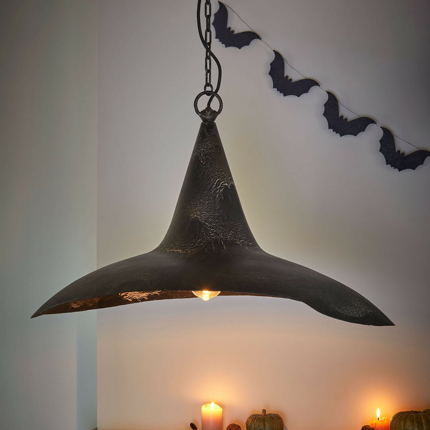 Lampada a sospensione Maerlinna Lampada a sospensione in metallo nero a forma di cappello da strega con decorazioni di pipistrelli e candele