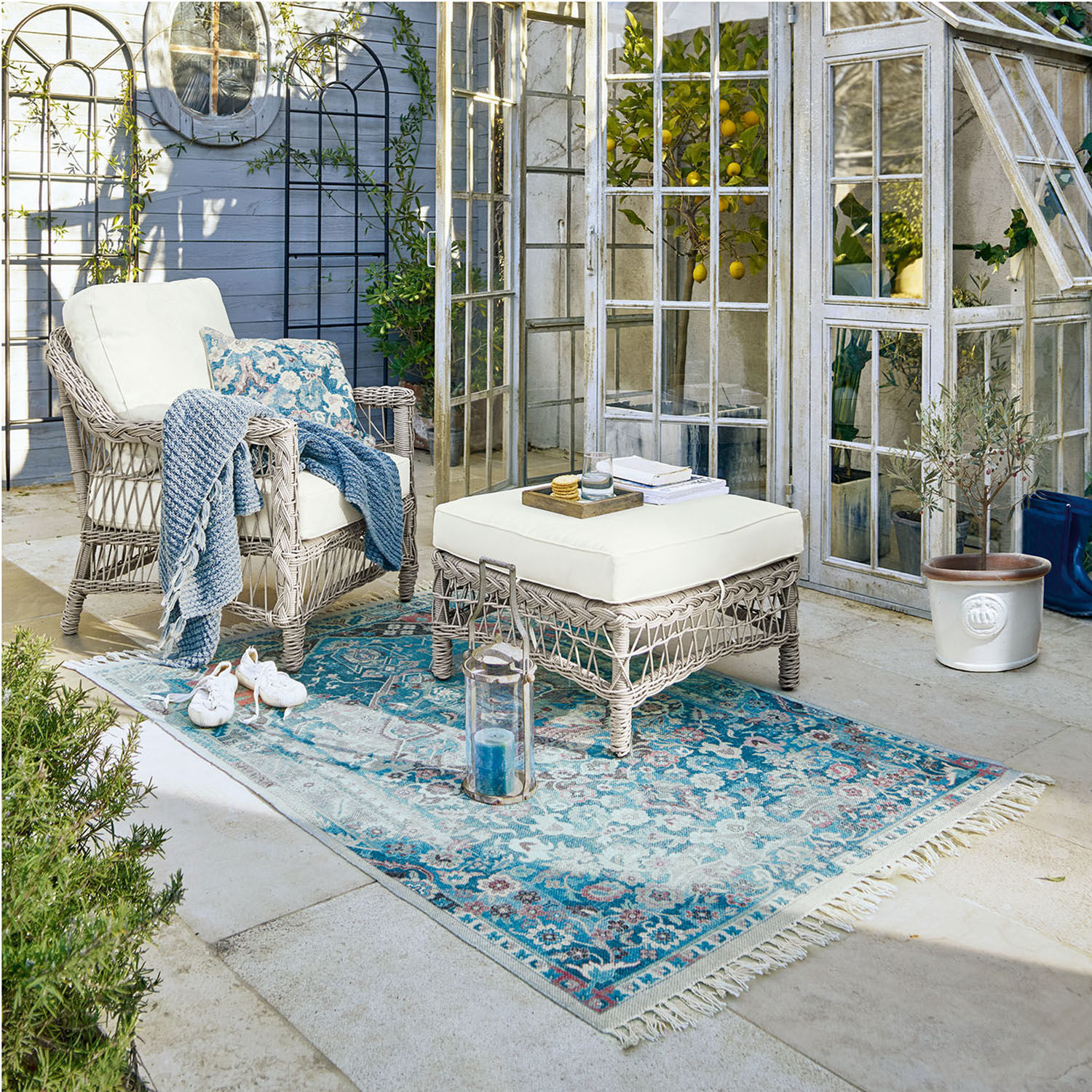 Tappeto per esterni e interni Obair Set di mobili da giardino in rattan grigio con cuscini crema e tappeto blu per terrazza accogliente