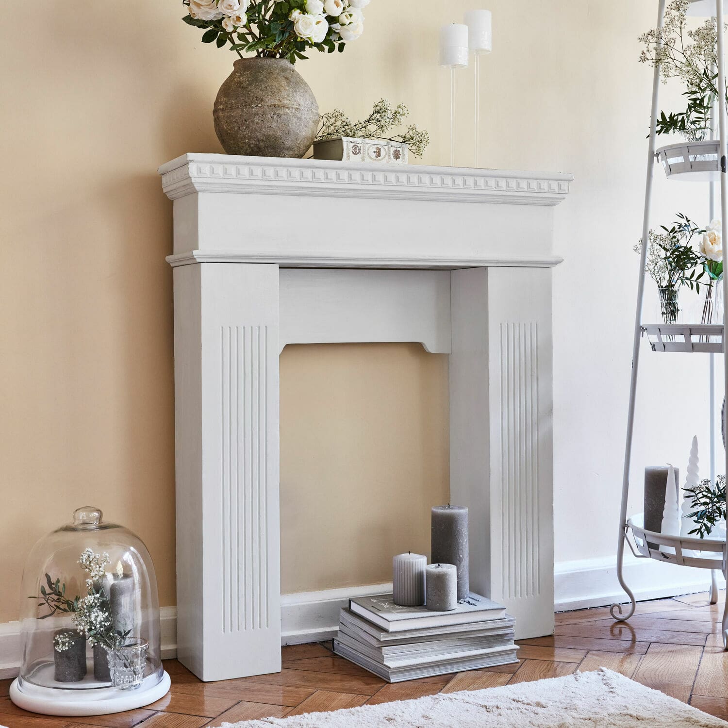 Consolle caminetto Leesburg Cornice camino decorativa bianca in legno con candele e fiori in stile classico