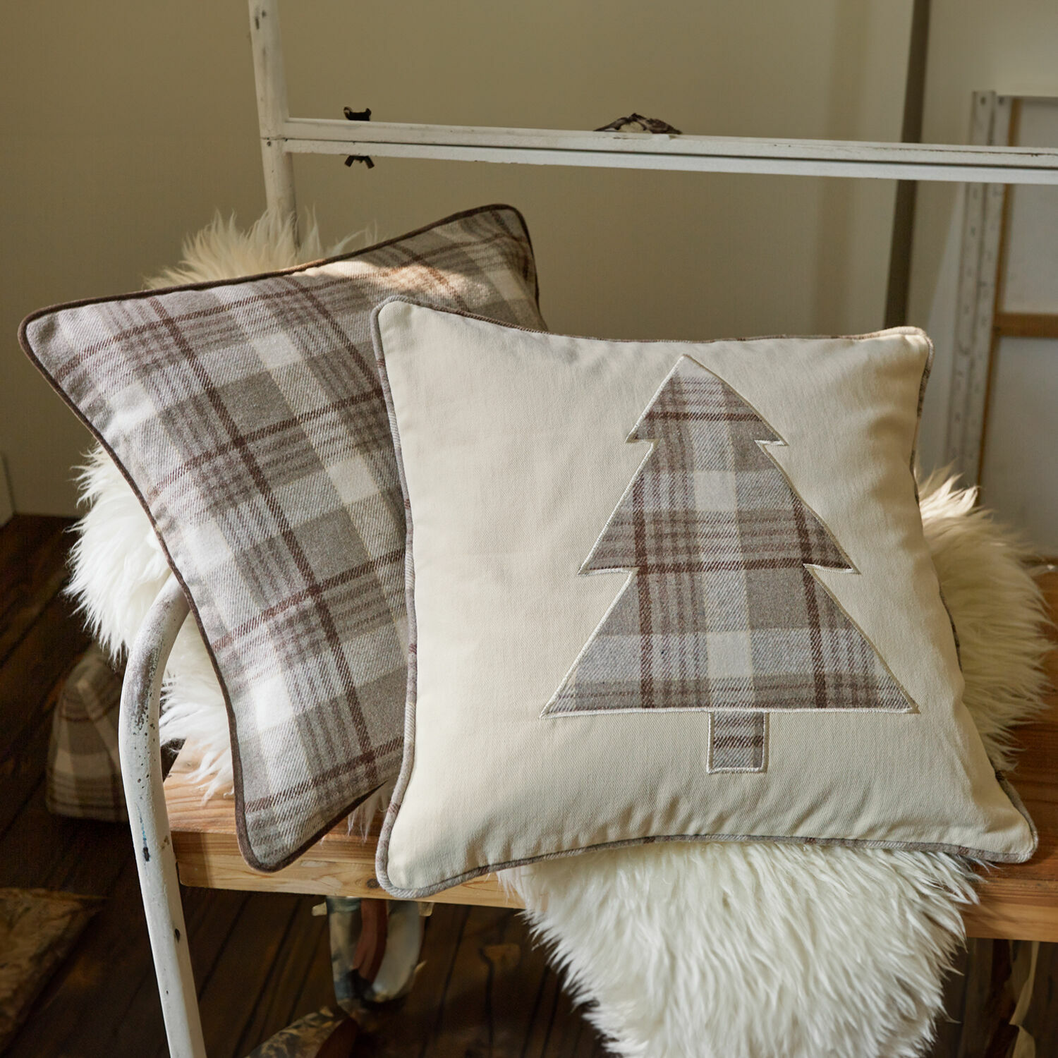 Coppia di copricuscini Ersac Set di due cuscini decorativi in cotone e lana beige a quadri con motivo albero di Natale