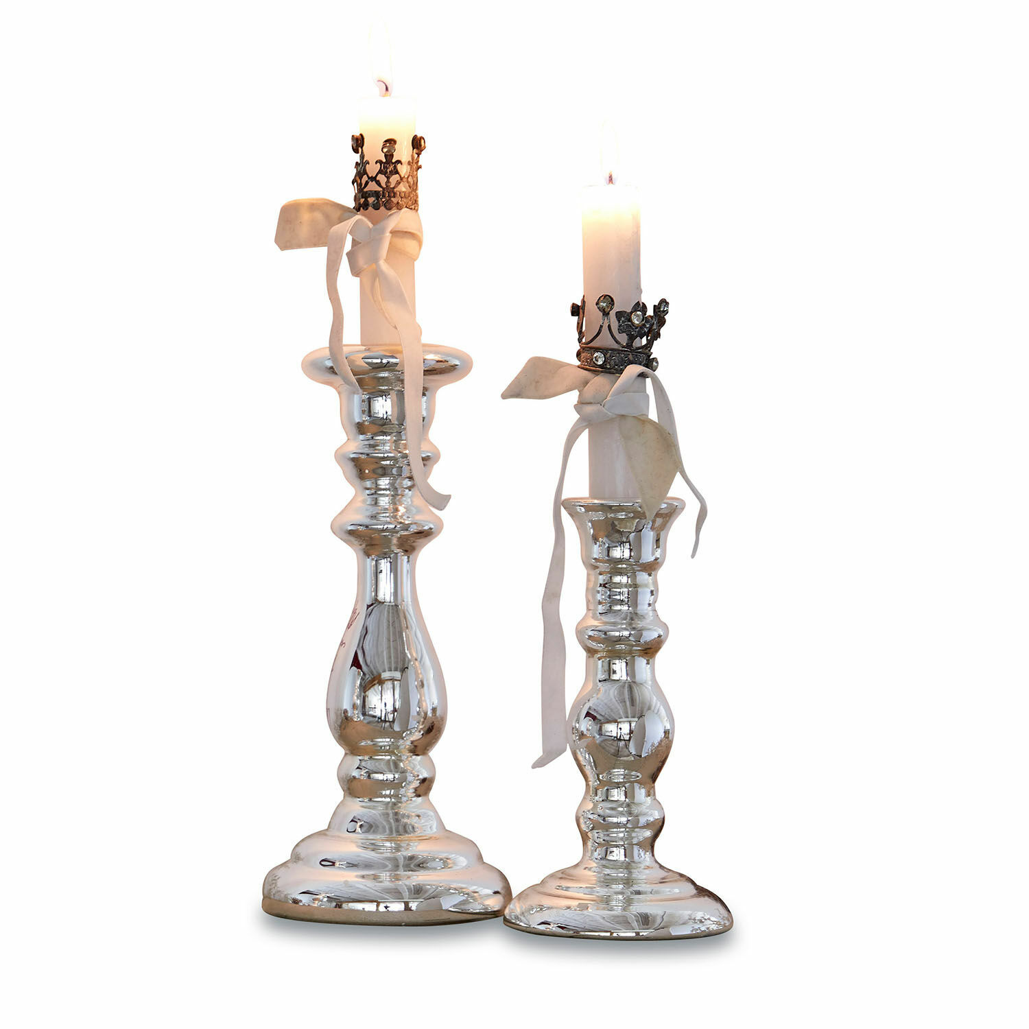 Coppia di candelieri Gao Due candelabri in metallo argentato con candele bianche e nastri decorativi, decorazione da tavolo