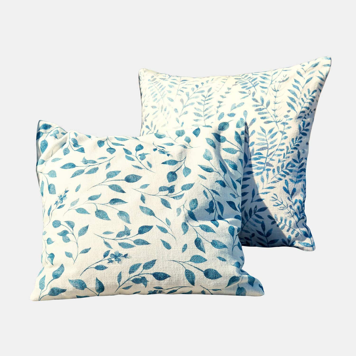 Coppia di copricuscini Ocevara Due cuscini decorativi in cotone crema con motivo foglie blu, tessuti per la casa eleganti