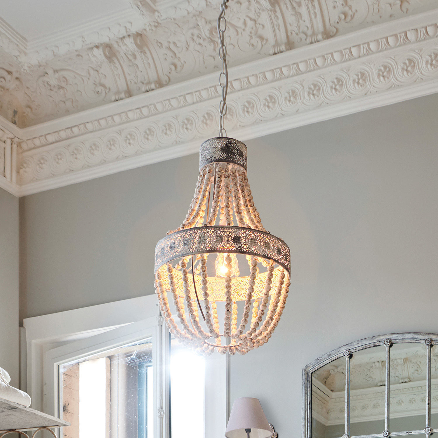 Lampada a sospensione Valcourt Lampadario sospeso con perline di legno bianche e metallo in stile vintage per soggiorno