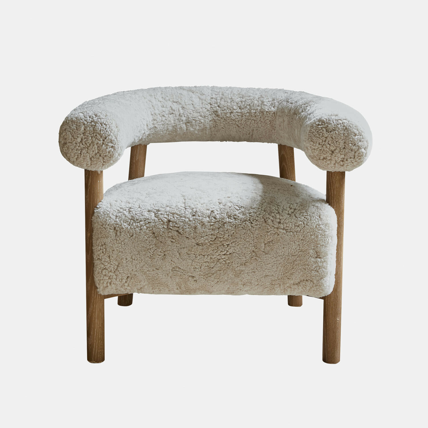 Poltrona beige chiaro con rivestimento morbido e gambe in legno per soggiorno