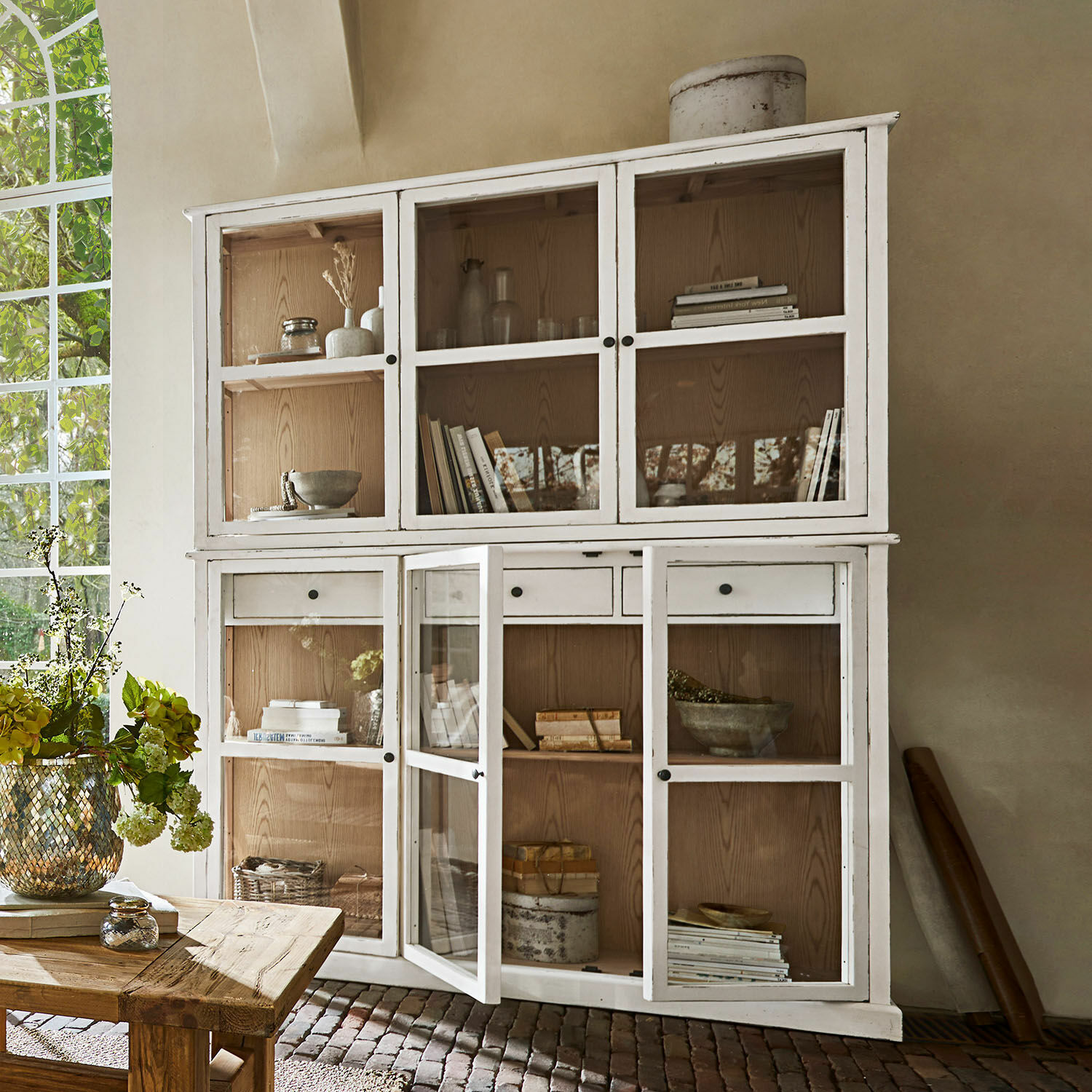 Credenza Blaise Credenza in legno bianco con ante in vetro e interno naturale per libri e decorazioni