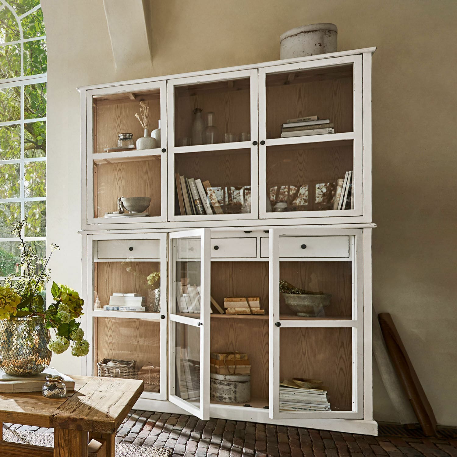 Credenza Blaise Credenza in legno bianco con ante in vetro e interno naturale per libri e decorazioni