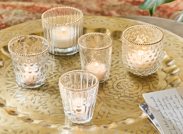 Set di cinque portacandele in vetro con bordo dorato su vassoio decorativo in ottone