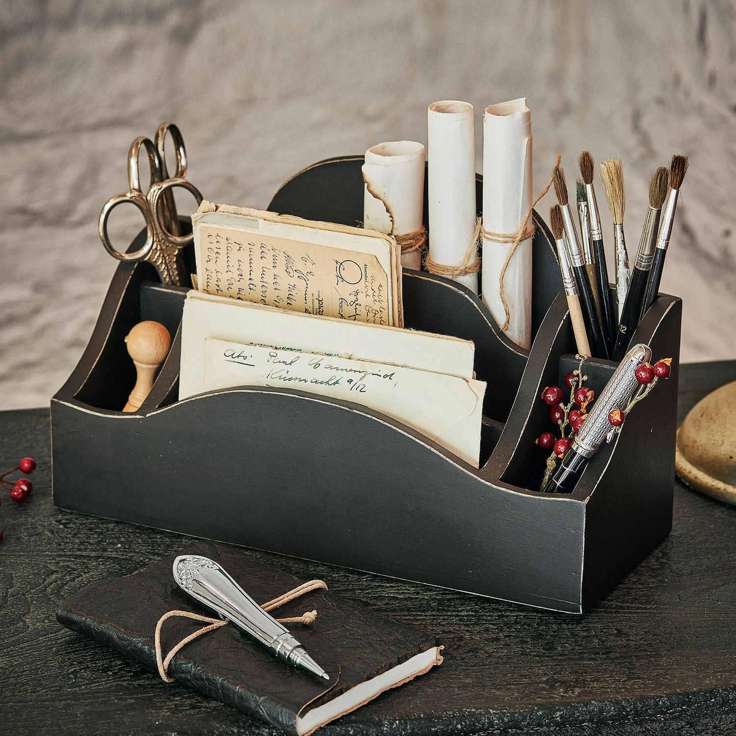 Portaoggetti Jaina Organizzatore da scrivania in legno nero con scomparti per pennelli, forbici e lettere, stile vintage