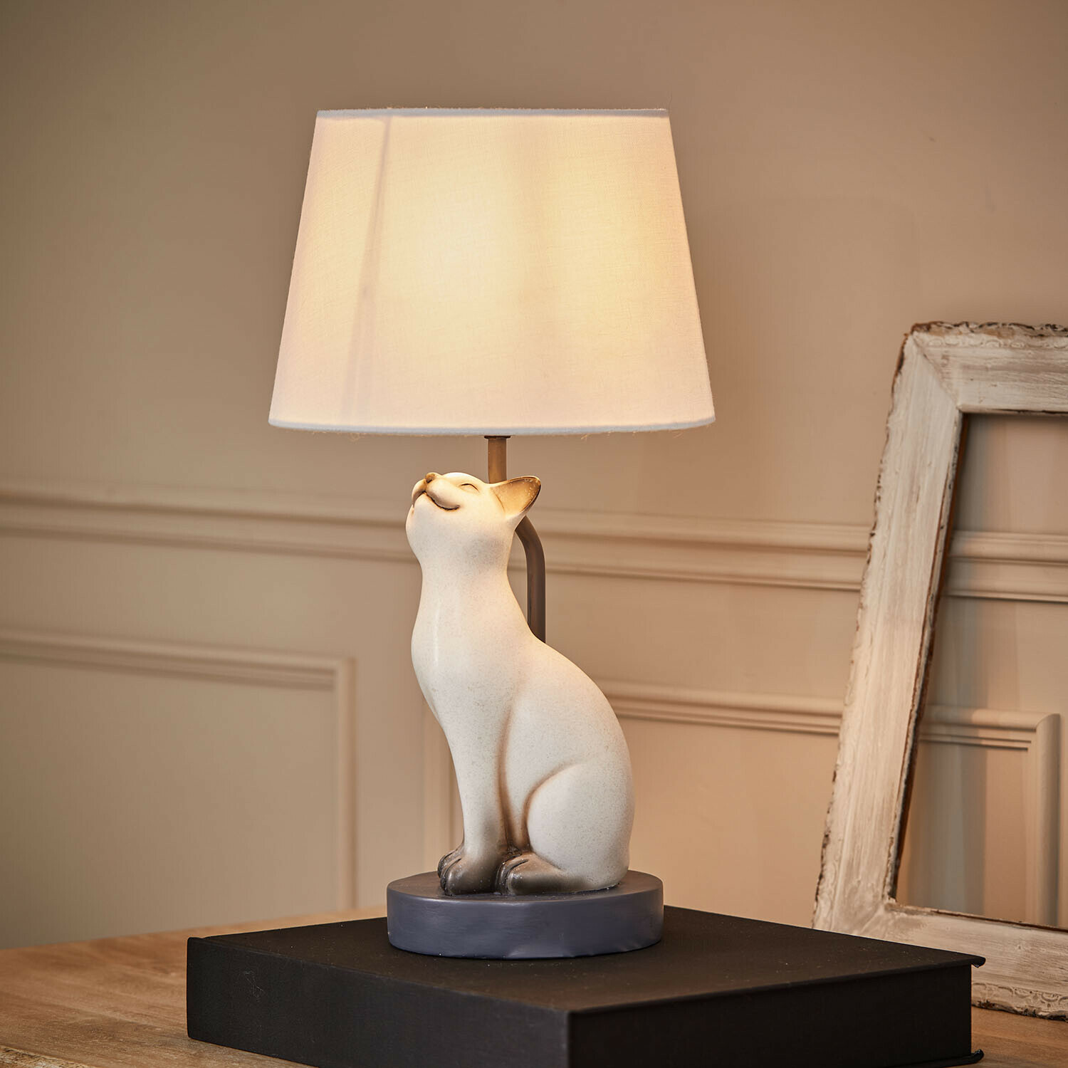 Lampada da tavolo Ormeya Lampada da tavolo con base in ceramica bianca a forma di gatto e paralume crema per soggiorno