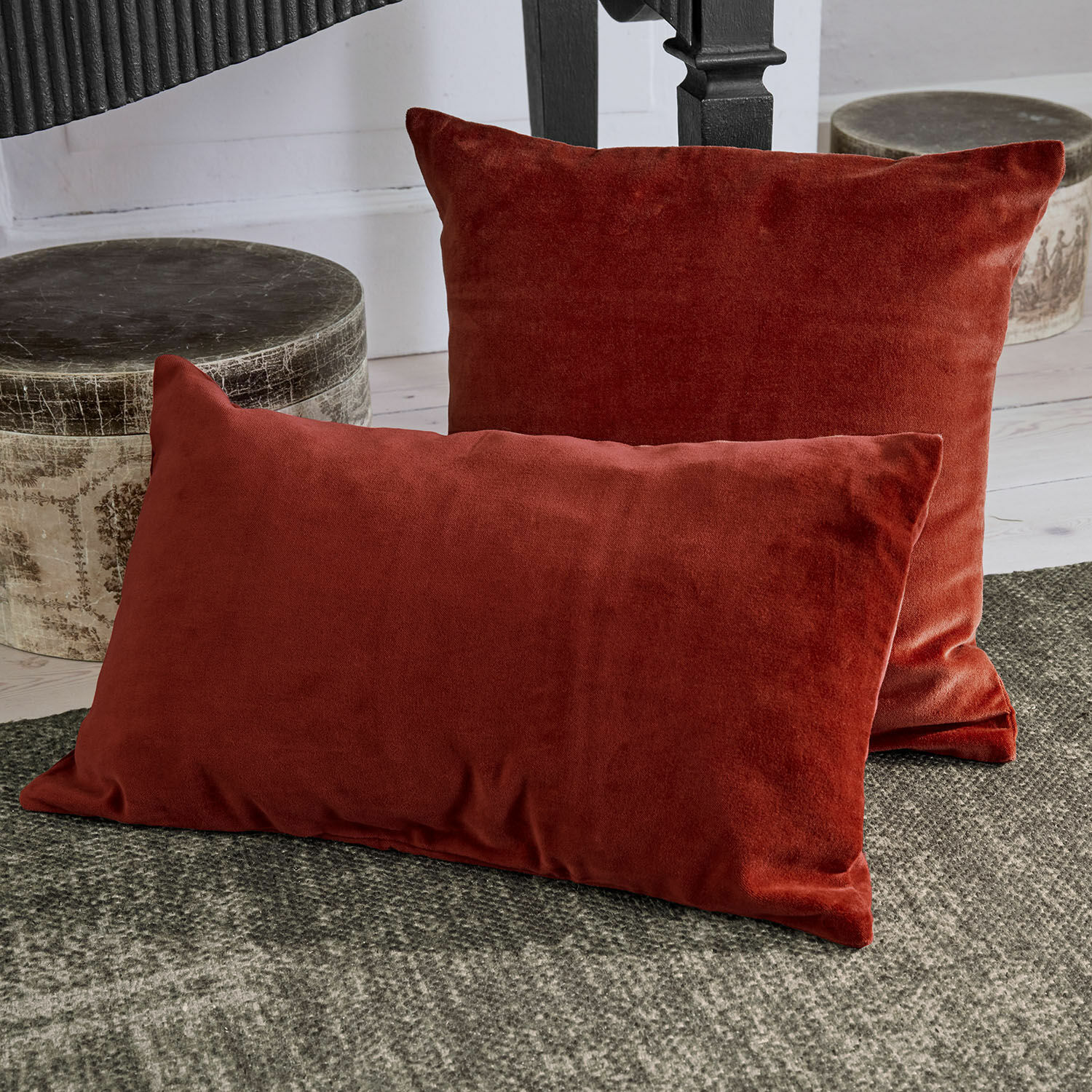 Coppia di copricuscini Tavoliera Set di due cuscini decorativi rossi in tessuto morbido su tappeto grigio
