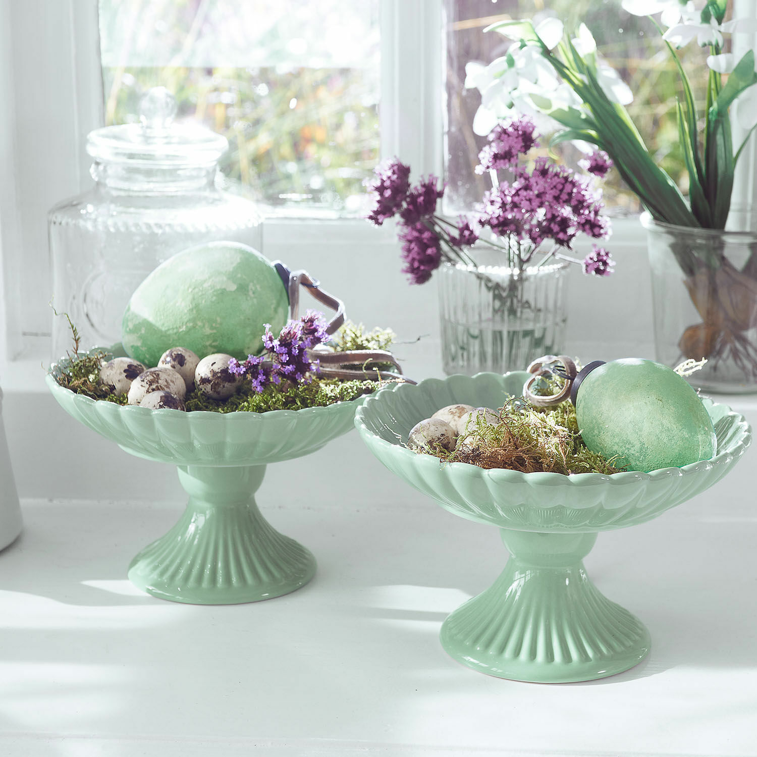 Coppia di ciotole Zervil Coppe in ceramica verde su piedistallo con decorazioni di uova e fiori, decorazione primaverile luminosa
