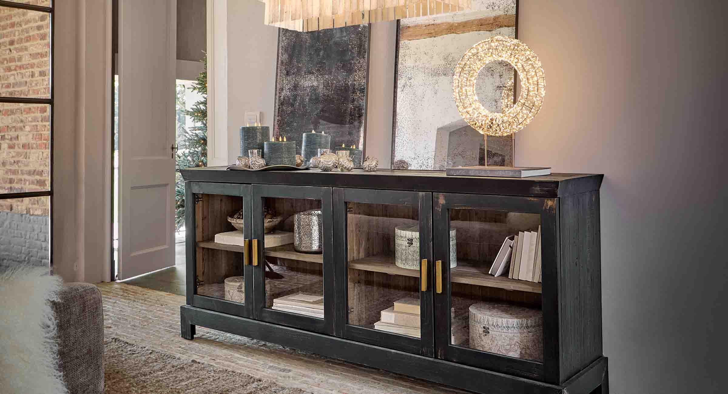 Credenza in legno nero con ante in vetro e candele decorative in soggiorno elegante