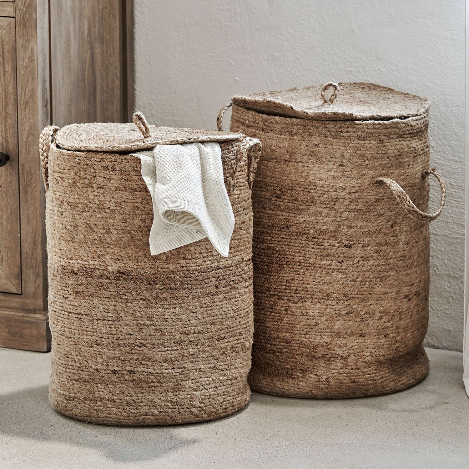 Due ceste rotonde per biancheria in juta naturale beige con coperchi e manici intrecciati