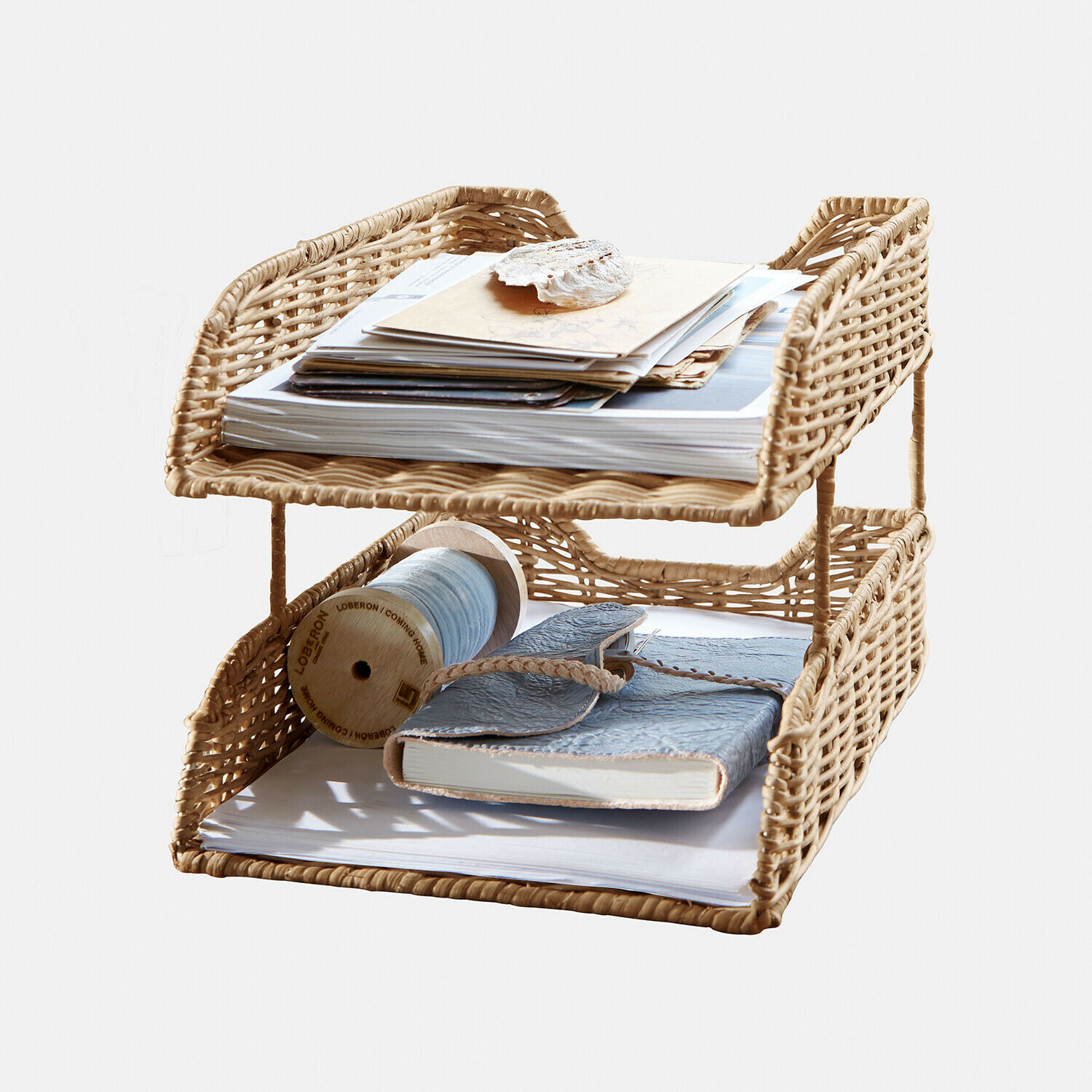 Organizzatore a due livelli in rattan naturale con documenti e taccuino per scrivania