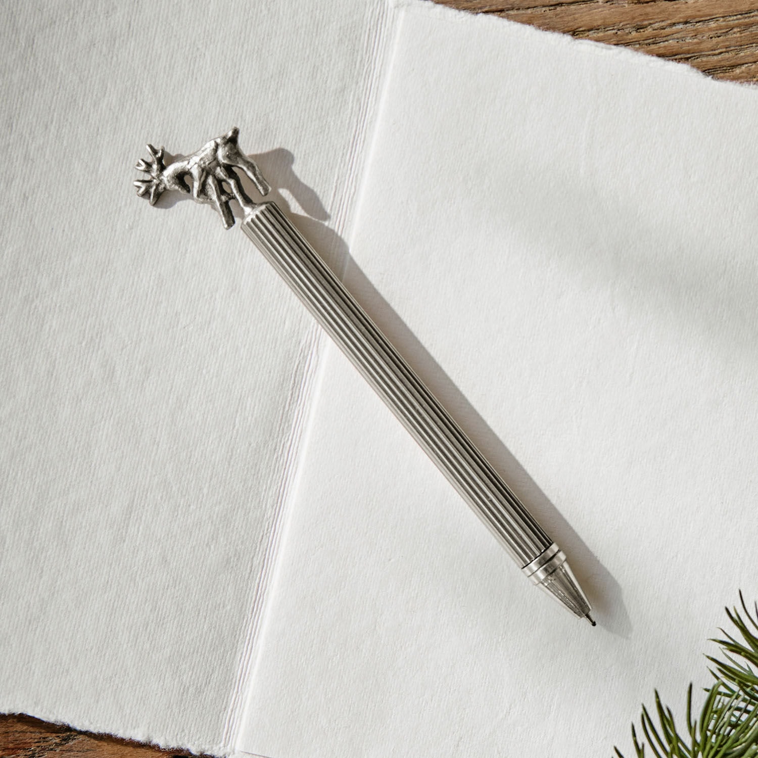 Penna Velandor Elegante penna in metallo con ornamento cervo sulla sommità, perfetta per scrivere e regalare