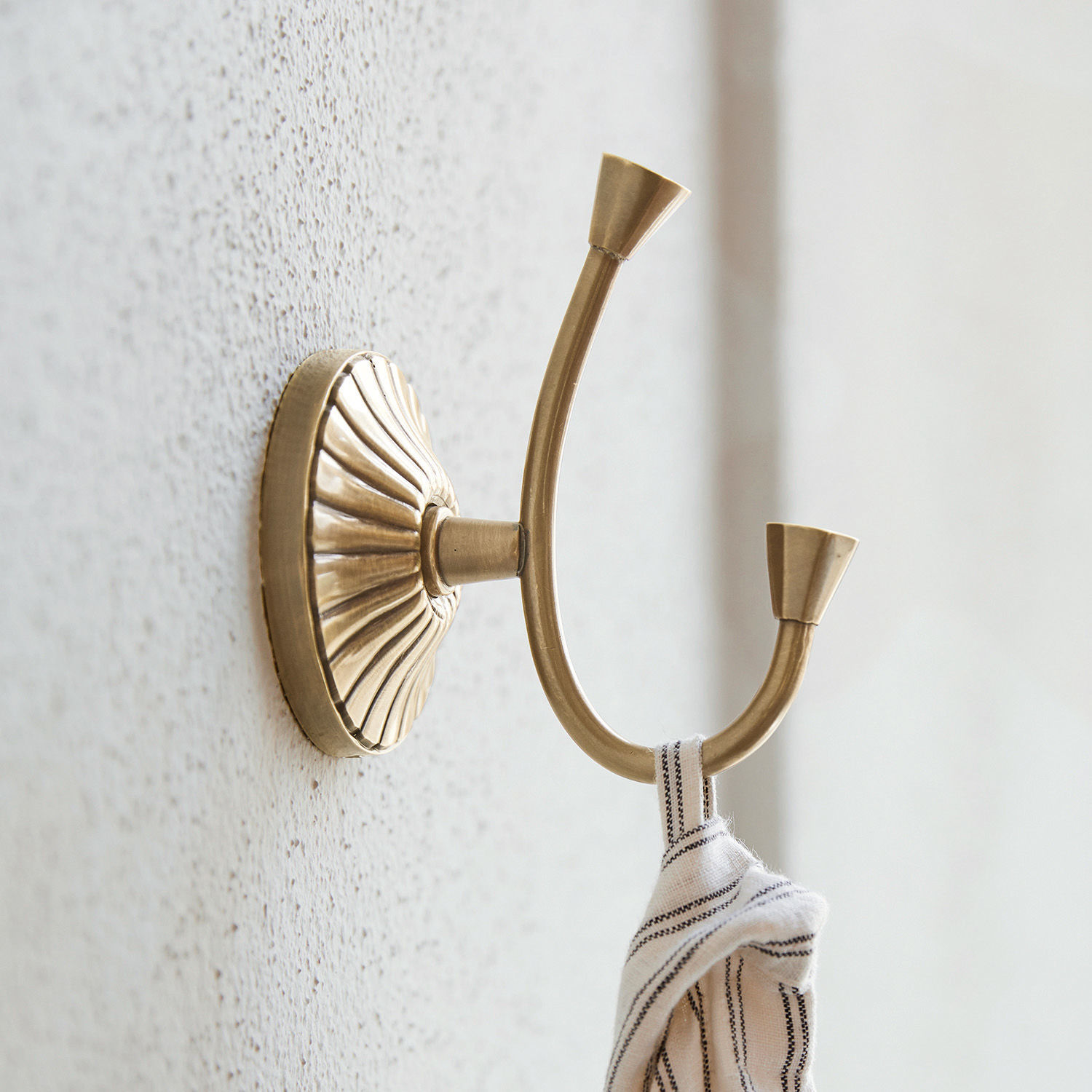 Gancio Terling Appendiabiti da parete doppio in ottone con base decorativa e tessuto appeso, stile vintage