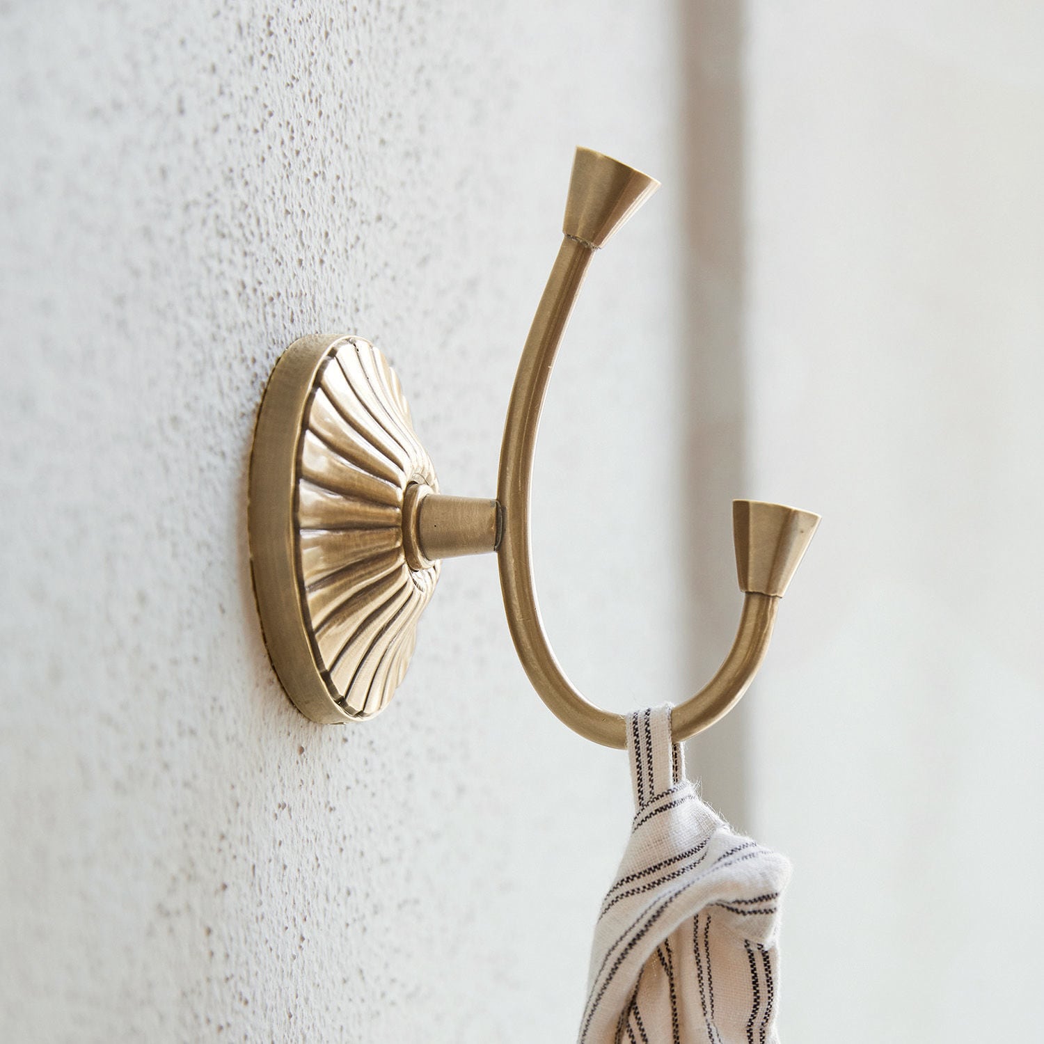 Gancio Terling Appendiabiti da parete doppio in ottone con base decorativa e tessuto appeso, stile vintage