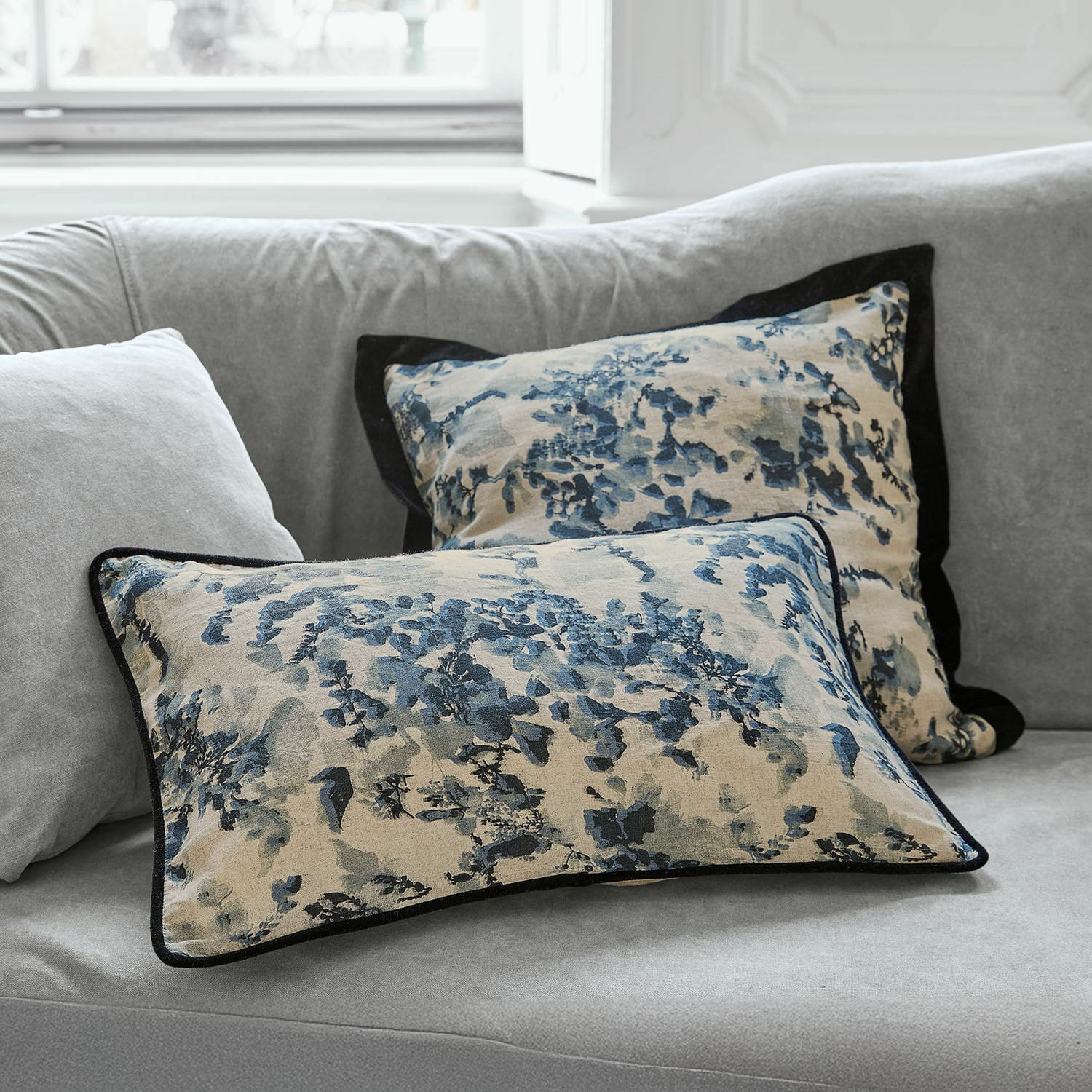Coppia di copricuscini Miretique Cuscini decorativi in cotone beige e blu su divano grigio, accessori eleganti per il soggiorno