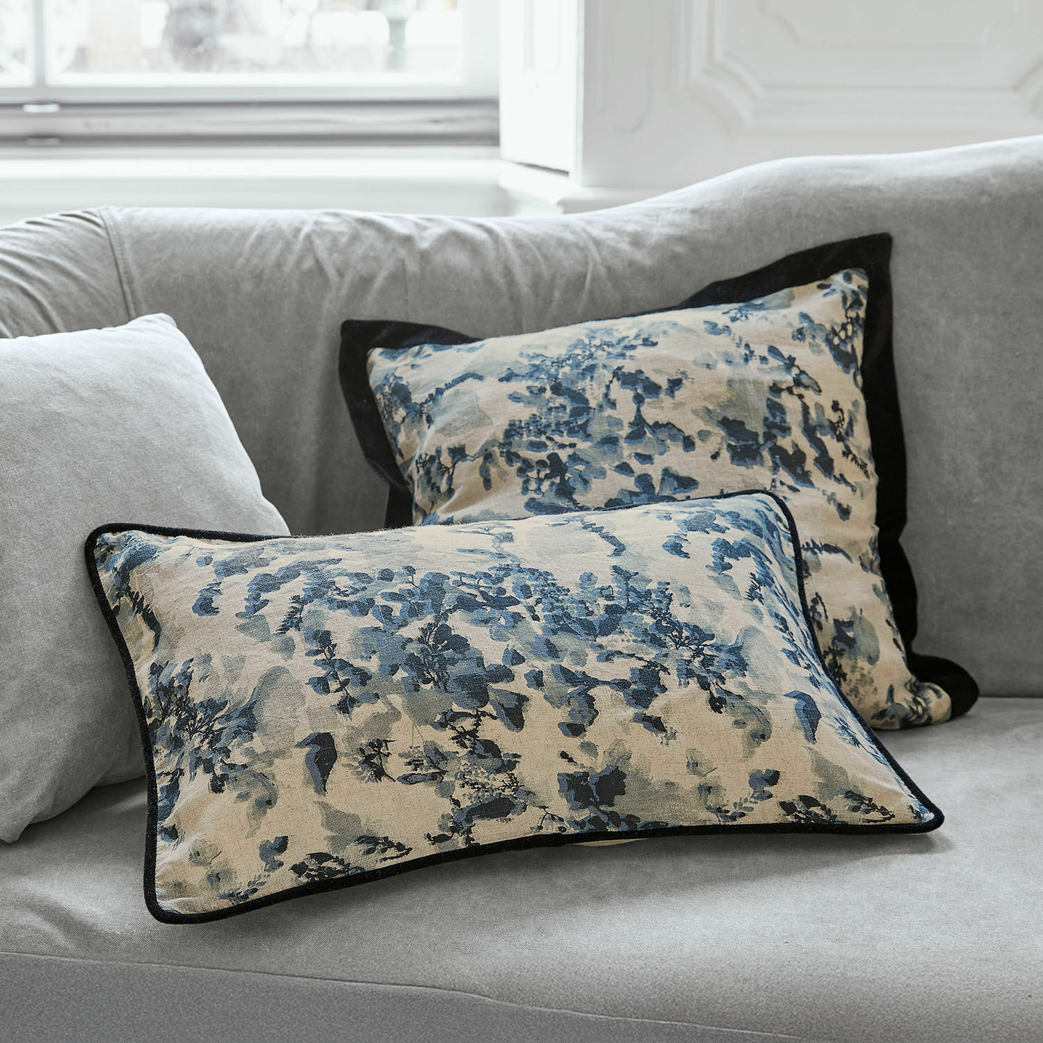 Coppia di copricuscini Miretique Cuscini decorativi in cotone beige e blu su divano grigio, accessori eleganti per il soggiorno