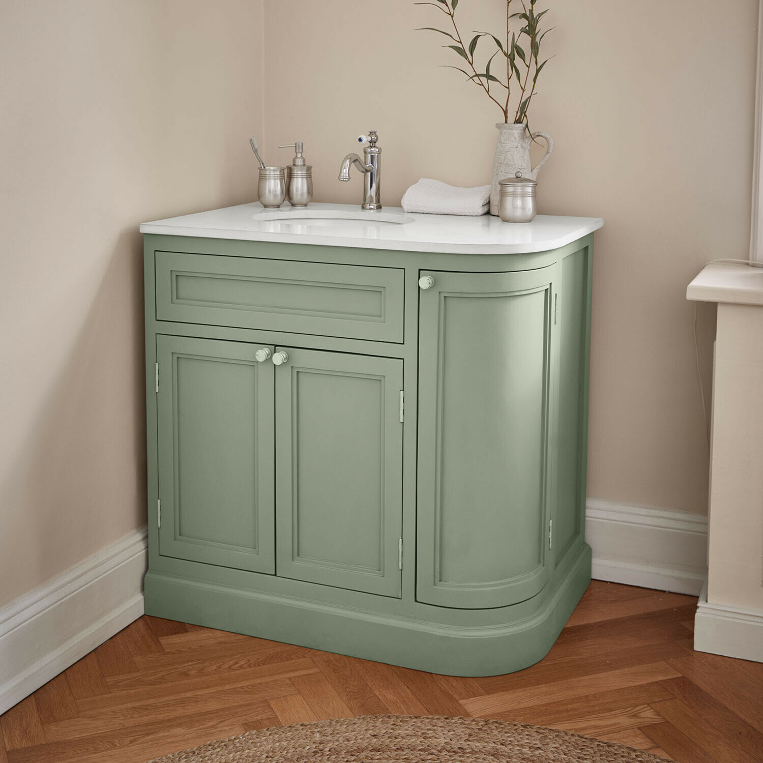 Mobile con lavabo Léonvelle Mobile bagno verde con piano bianco e rubinetto cromato, stile vintage, pavimento in legno