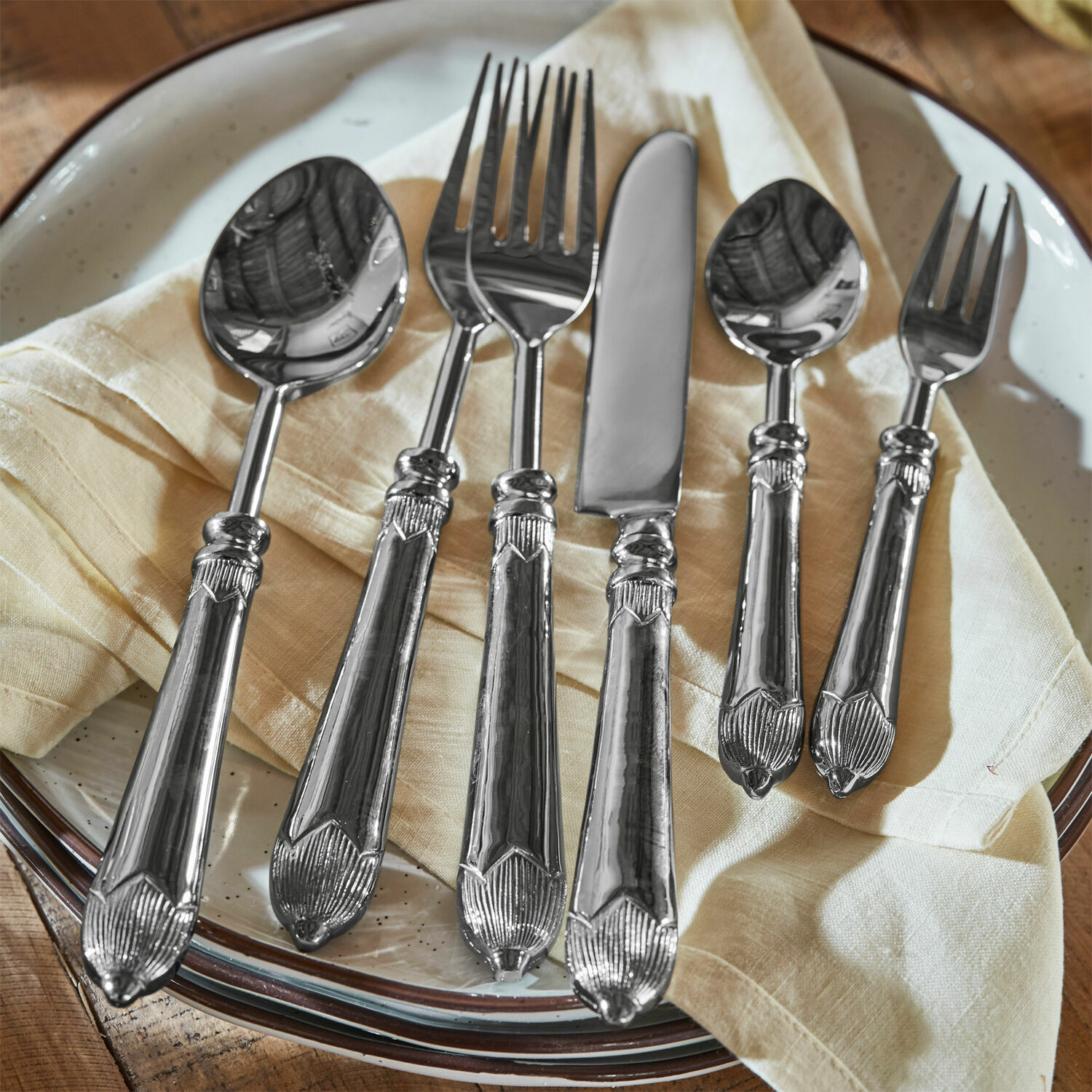 Posate Gasharba Set di posate in acciaio inox argentato su tovagliolo crema su piatto, accessori da cucina eleganti