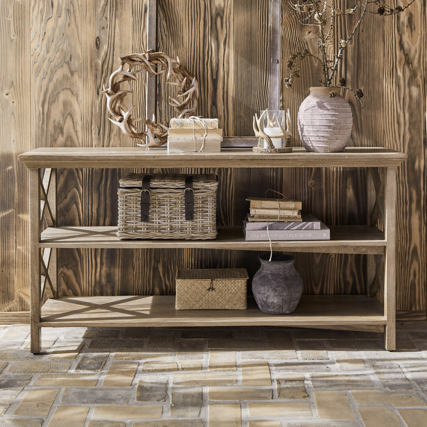 Consolle Vélu Consolle in legno con due ripiani, decorata con cesti di vimini e vasi in ceramica dai toni naturali