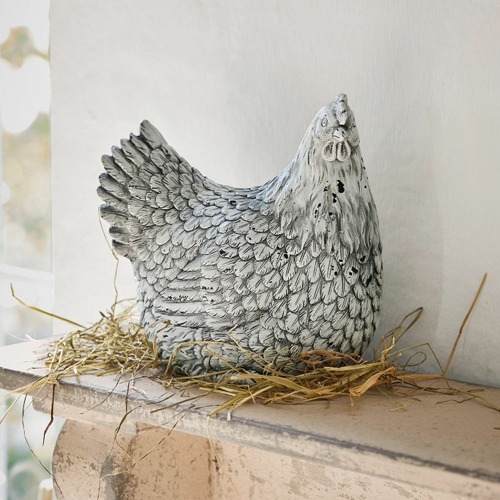 Figura decorativa di gallina in materiale grigio-bianco su paglia, decorazione per interni e giardini