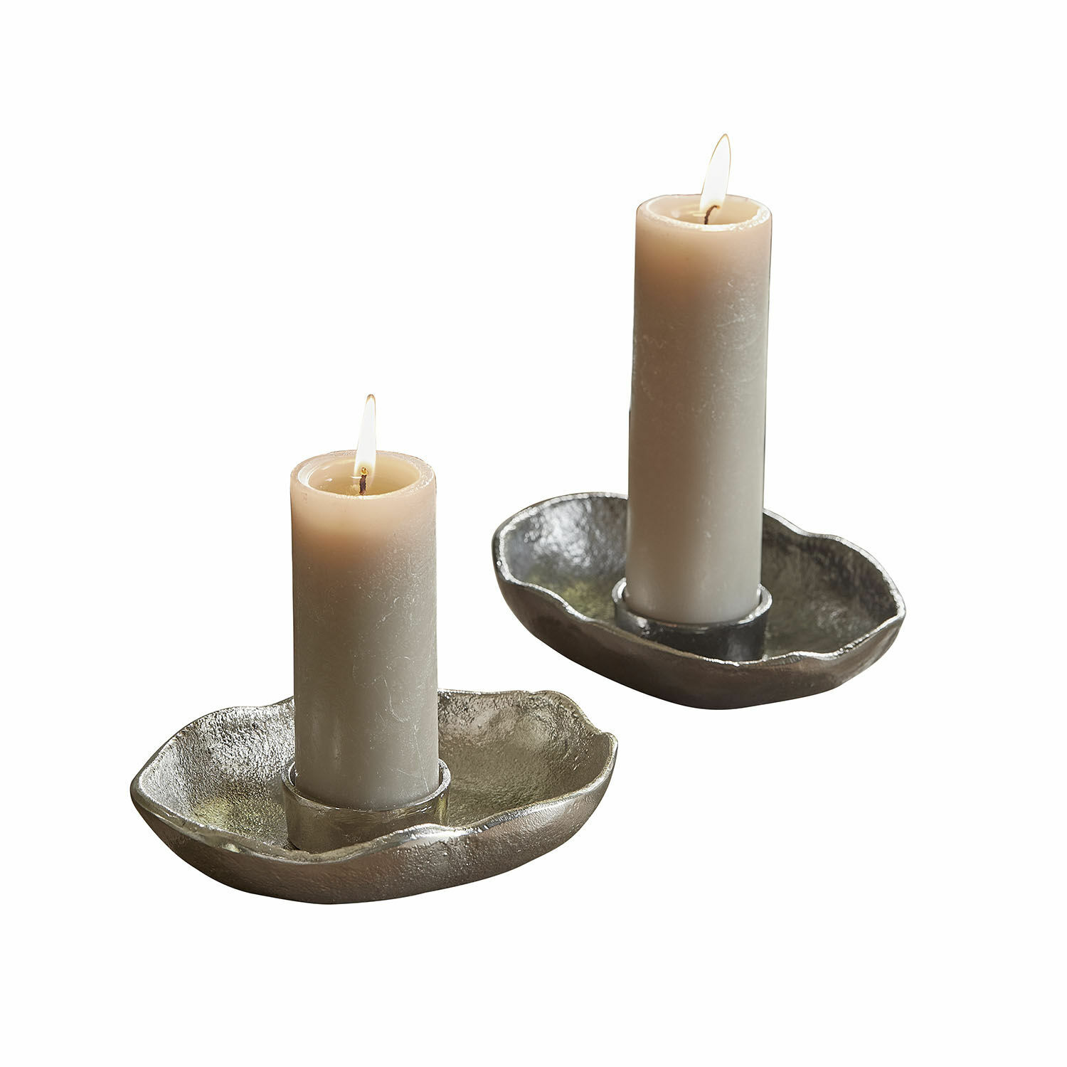 Coppia di portalumini Quilvano Due candele beige in portacandele metallici argentati dalla forma irregolare, elemento decorativo per interni