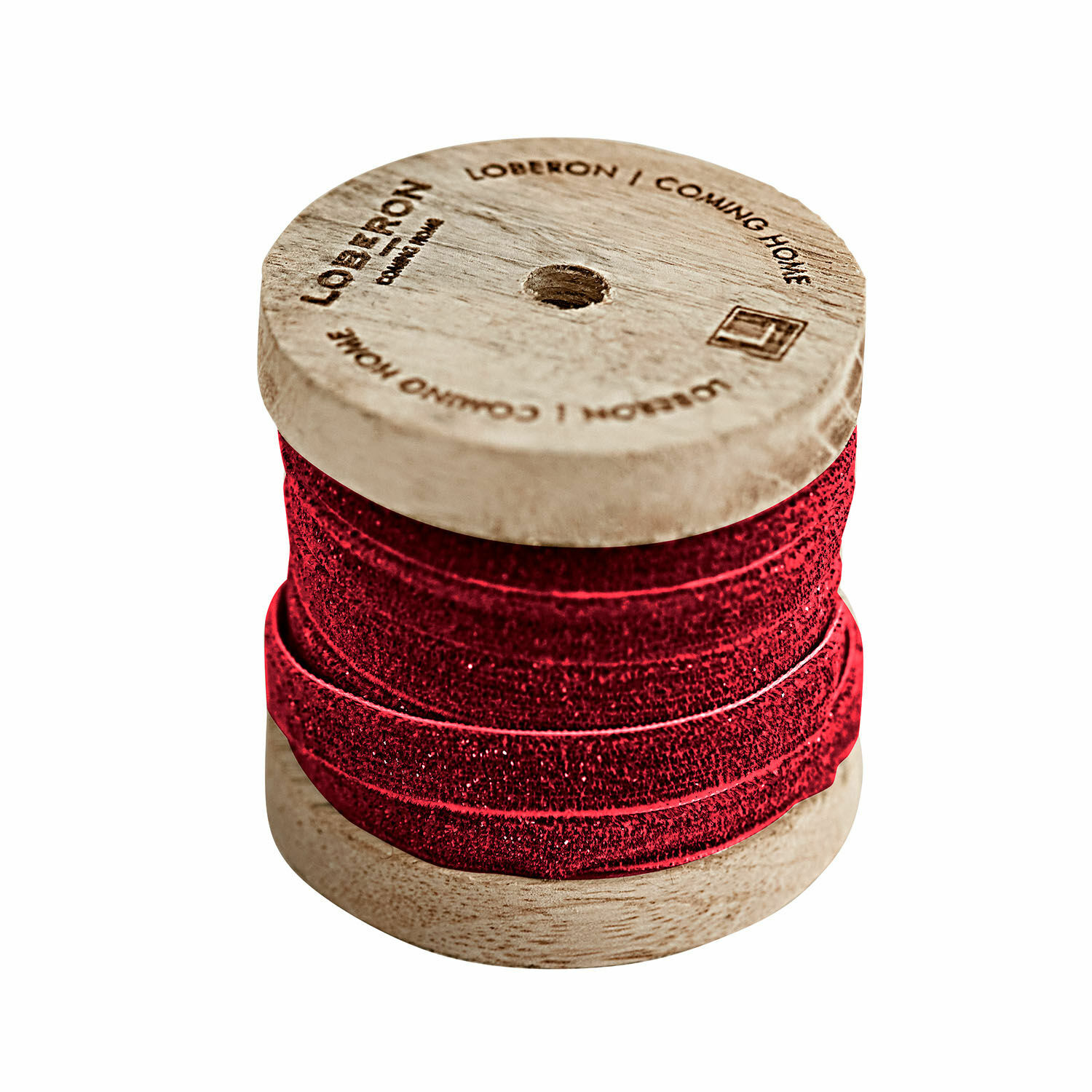 Nastro di velluto rosso avvolto su rocchetto di legno per decorazioni e fai-da-te