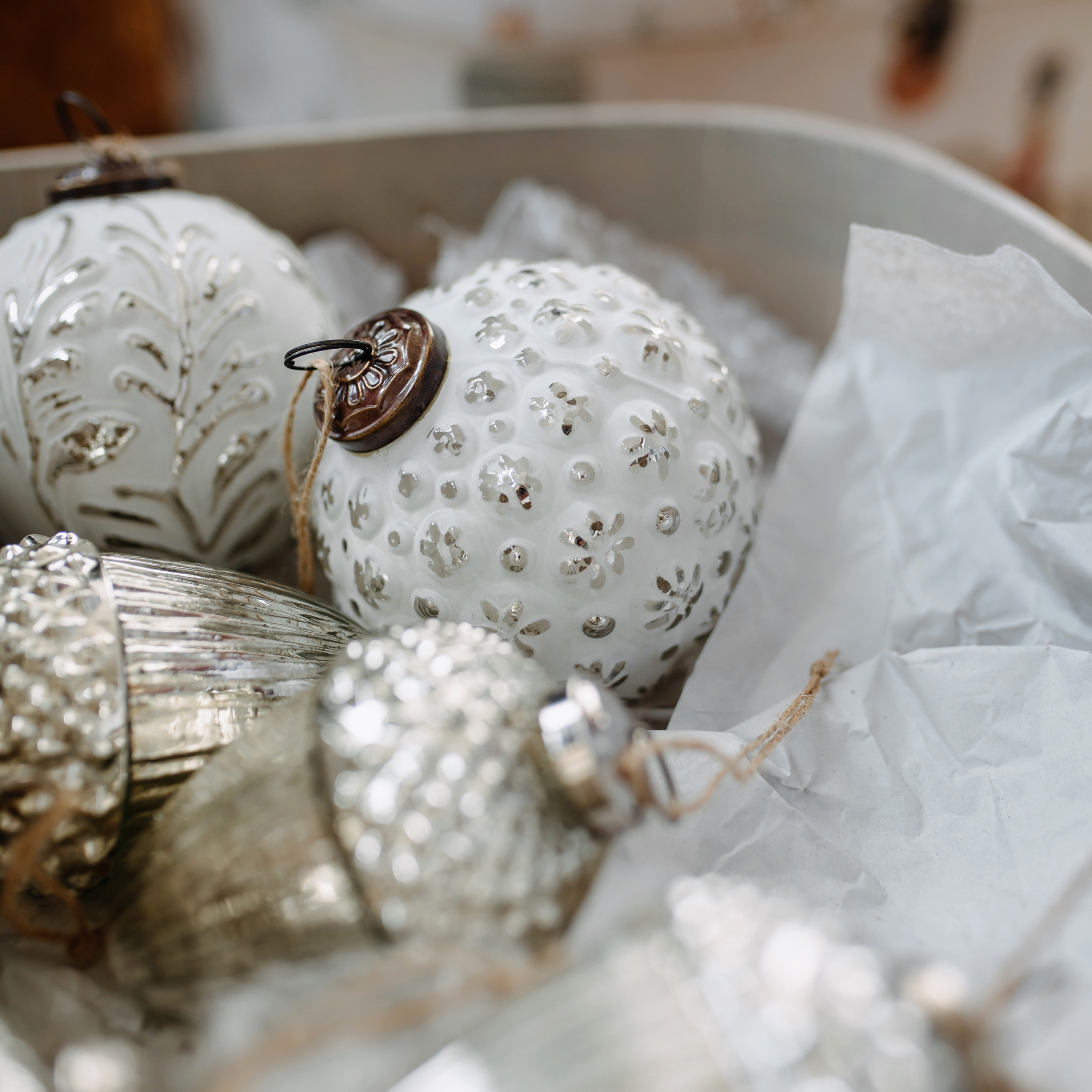 Palline di Natale bianche e argento in vetro e metallo con motivi, in scatola con carta