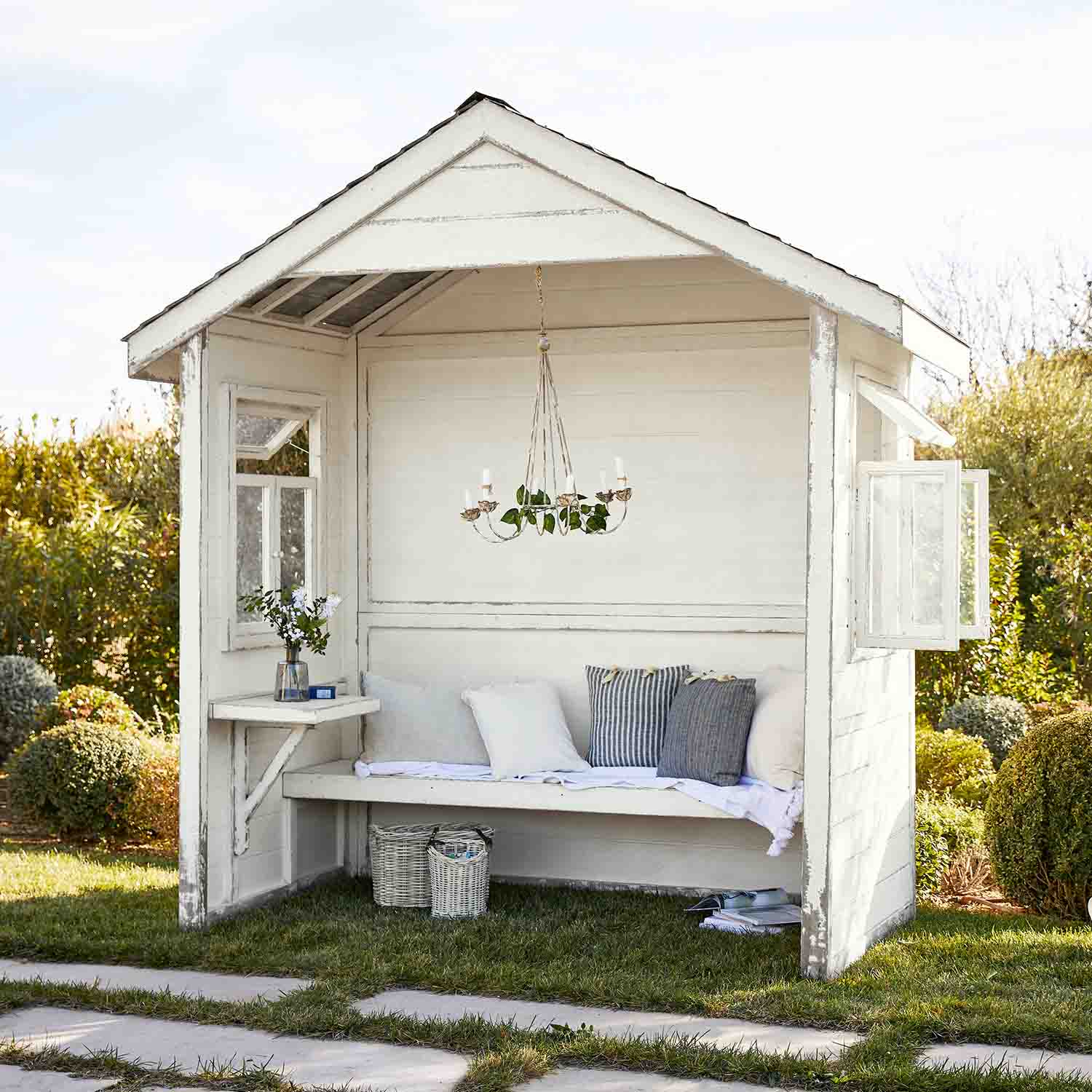 Gazebo da giardino in legno bianco con panca, cuscini e lampadario sospeso, area relax