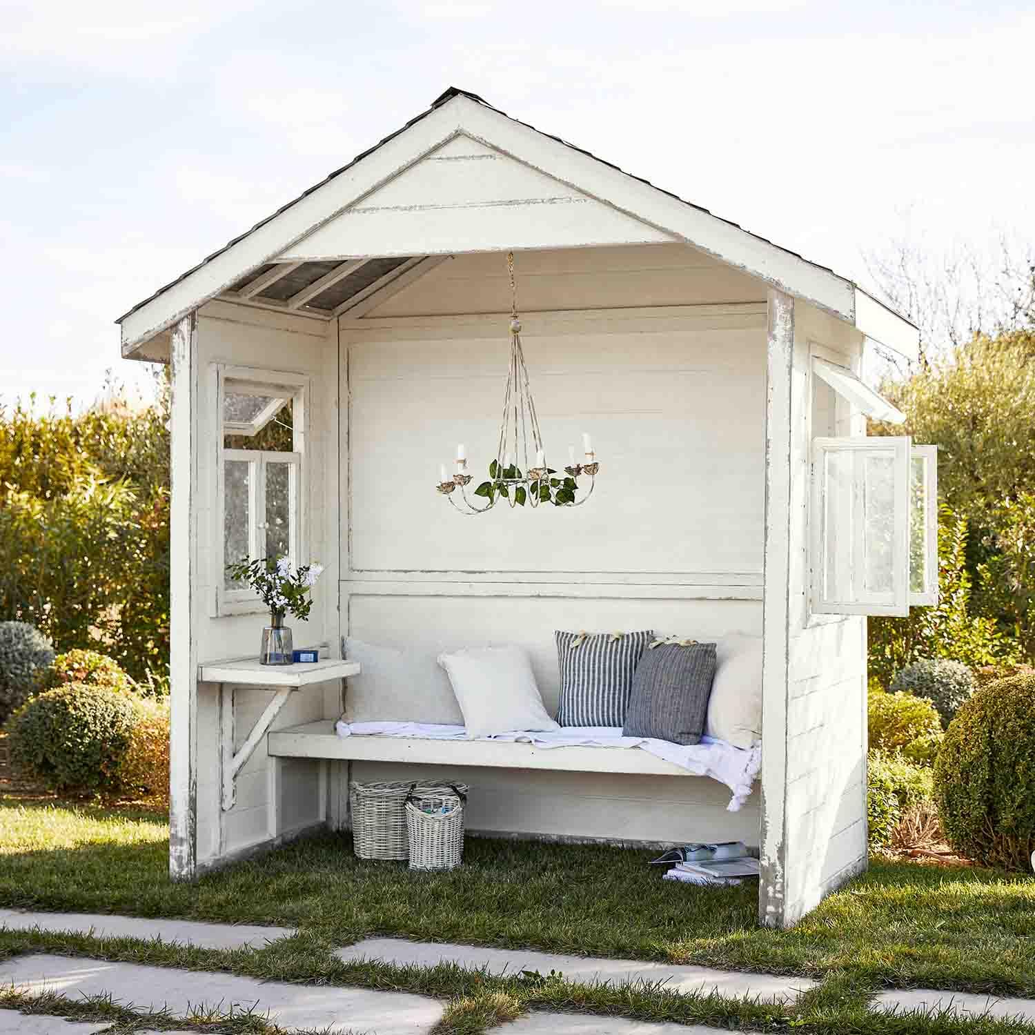 Gazebo da giardino in legno bianco con panca, cuscini e lampadario sospeso, area relax