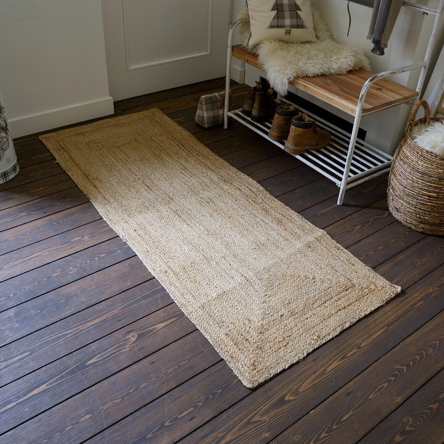 Passatoia Révalaine Tappeto naturale beige in juta su pavimento in legno scuro in un ingresso accogliente