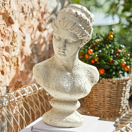 Busto bianco in pietra come elemento classico di decorazione da giardino in esterno soleggiato