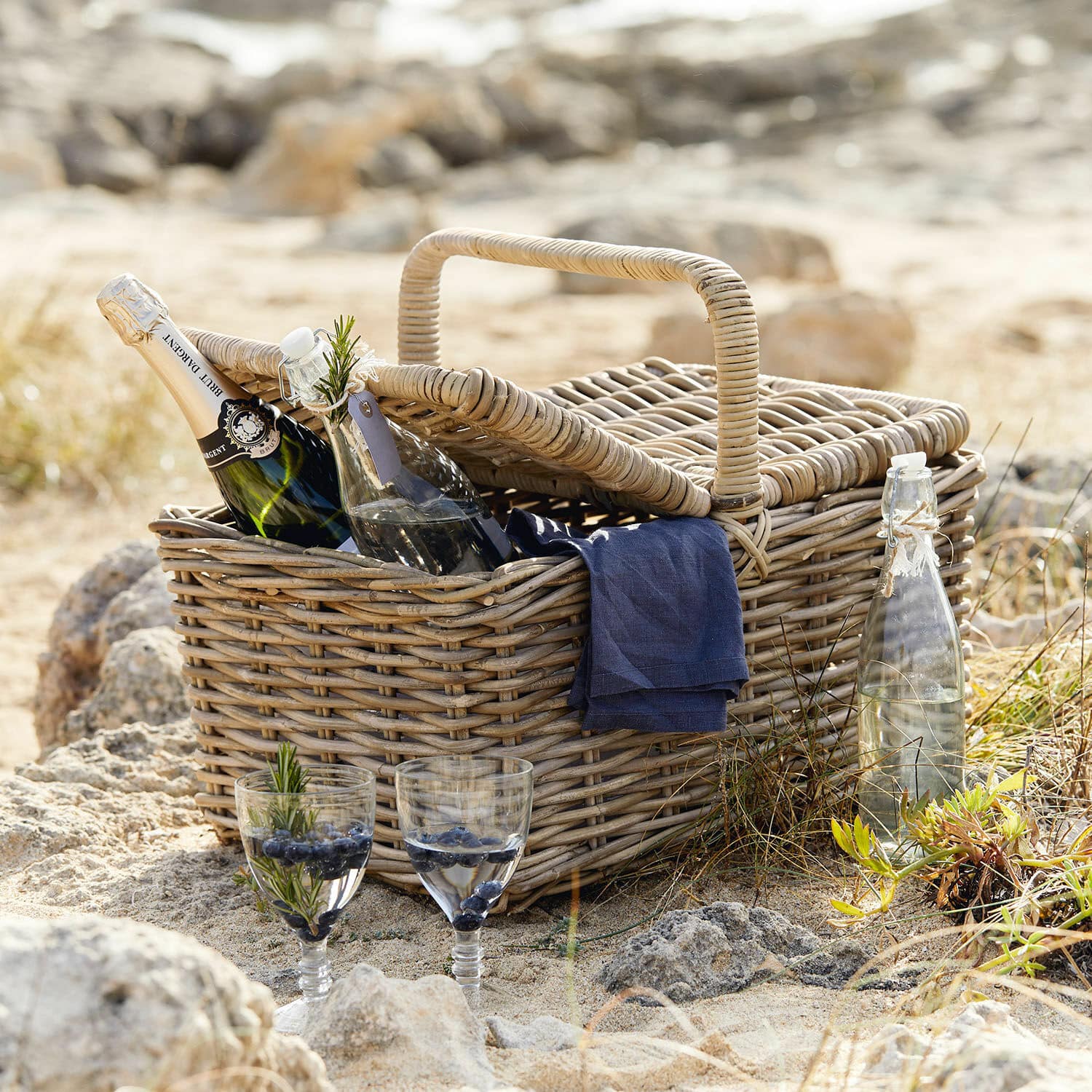 Cesto Mandeure Cesto da picnic in rattan naturale con bottiglie e bicchieri sulla spiaggia