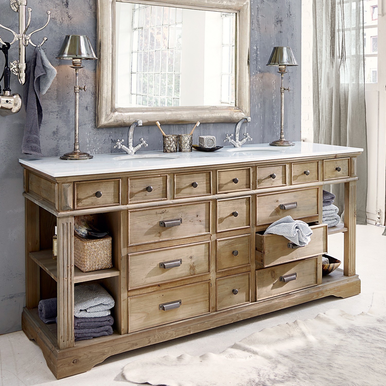 Mobile con doppio lavabo Covingale Mobile bagno in legno con piano bianco e numerosi cassetti, stile rustico
