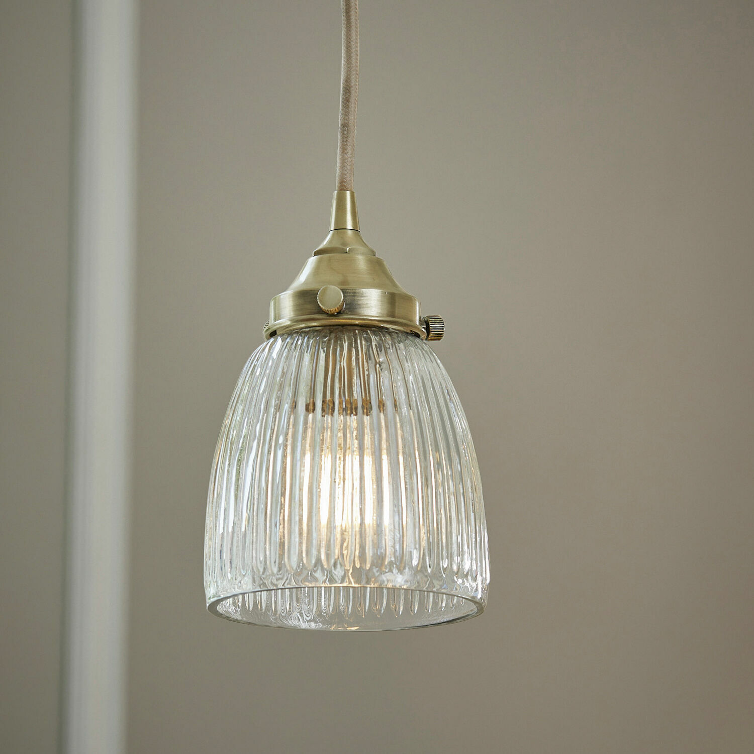 Lampada a sospensione Tanaelva Lampada a sospensione in vetro con finitura in metallo giallo e paralume rigato per illuminazione interna