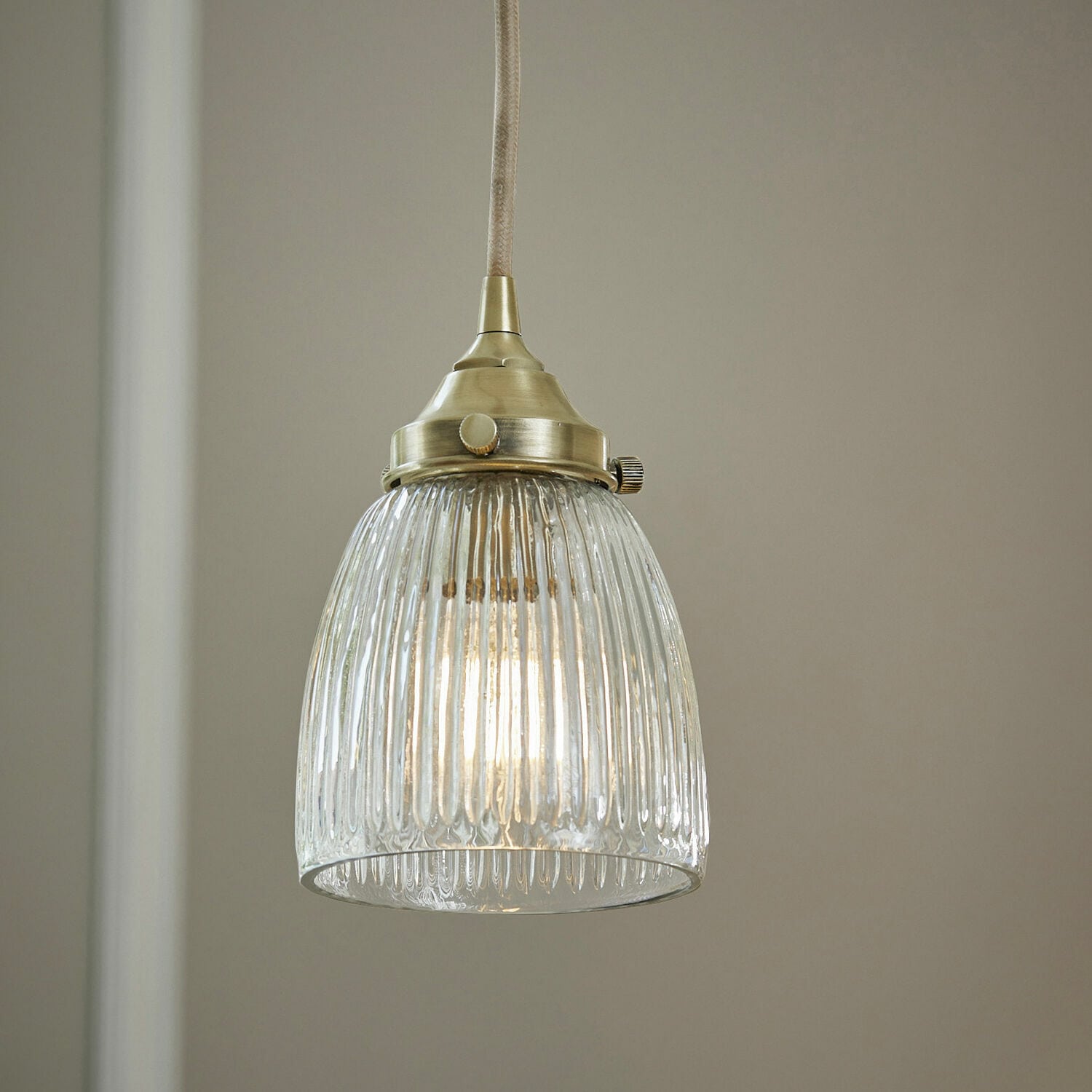 Lampada a sospensione Tanaelva Lampada a sospensione in vetro con finitura in metallo giallo e paralume rigato per illuminazione interna
