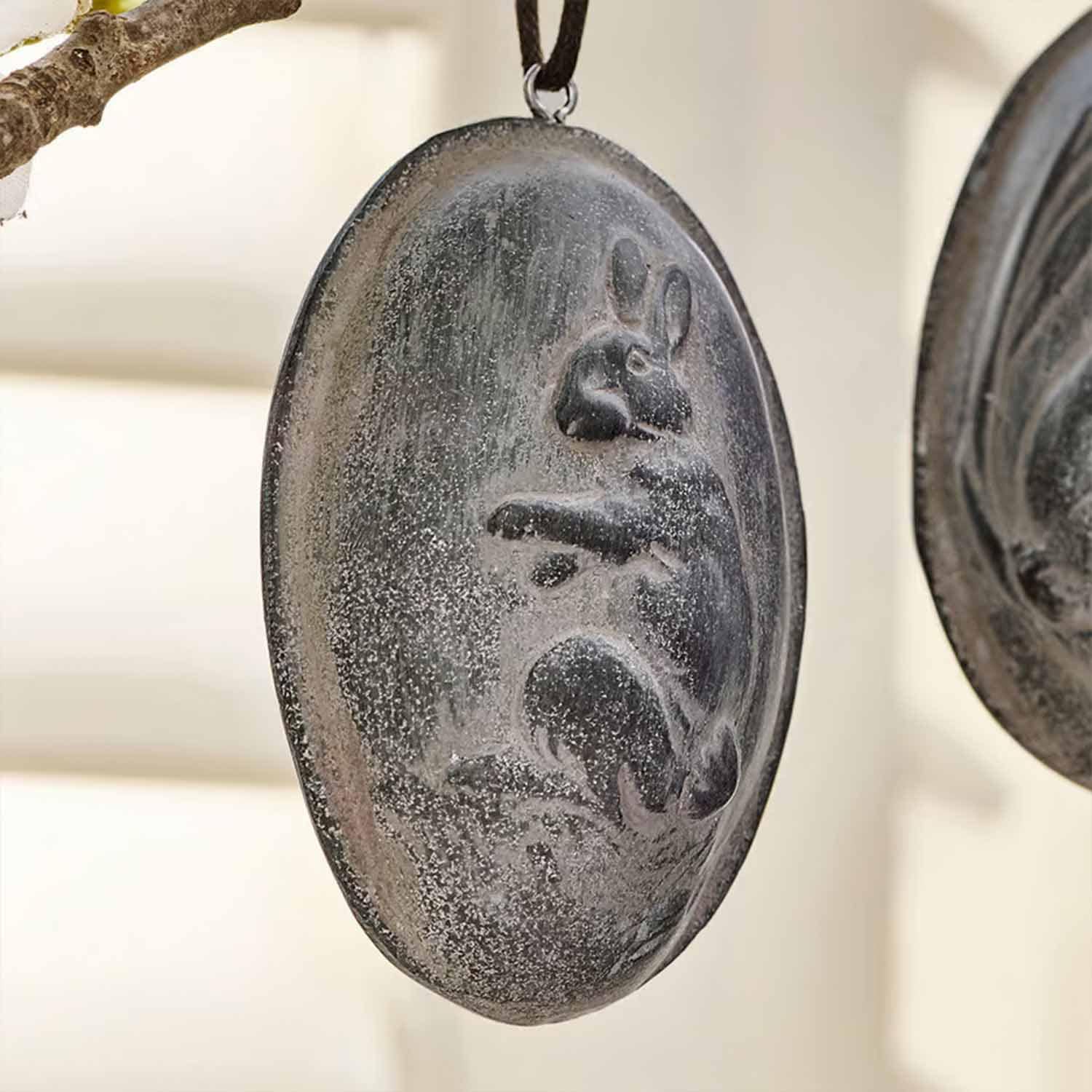 Decorazione ovale in metallo grigio con rilievo di coniglio, ornamento pasquale da appendere