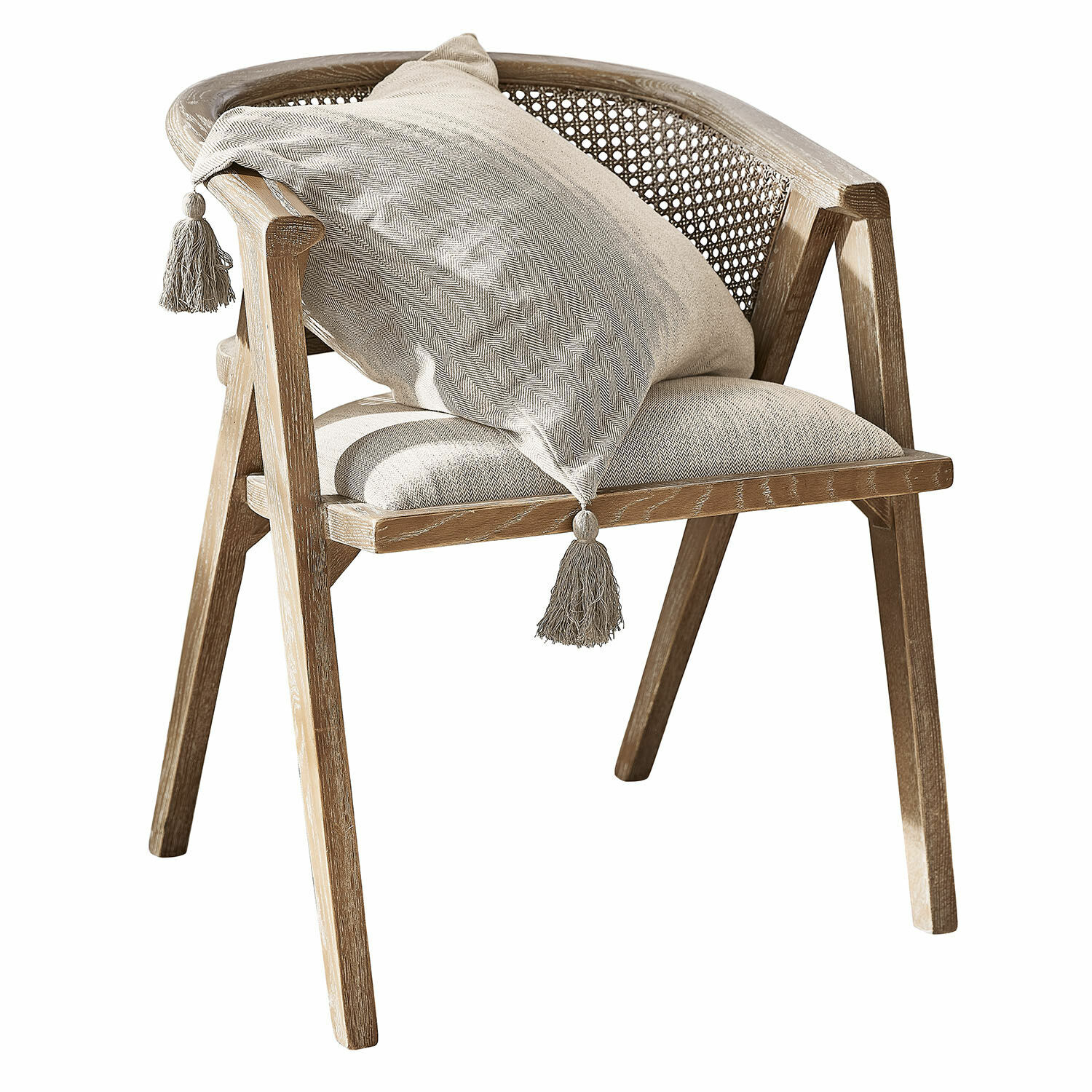 Sedia Collaroy Sedia in legno chiaro con seduta e schienale in intreccio, cuscino decorativo con nappine