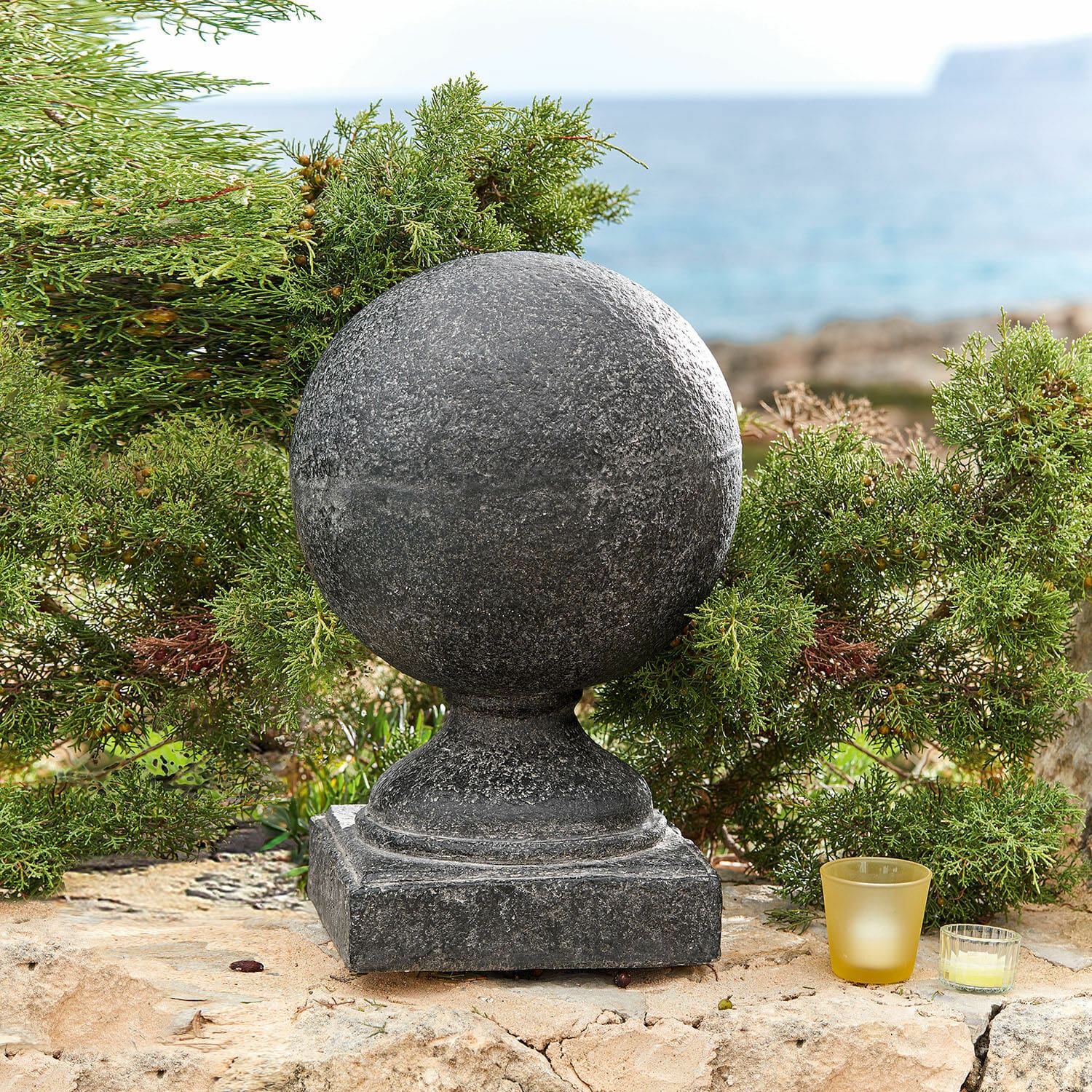 Oggetto decorativo Manois Sfera decorativa da giardino in pietra grigia scura su base quadrata, ornamento esterno