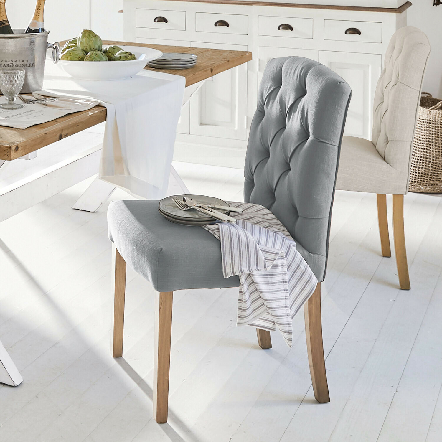 Sedia Fulden Sedia imbottita grigia con gambe in legno in sala da pranzo luminosa con decorazione tavolo