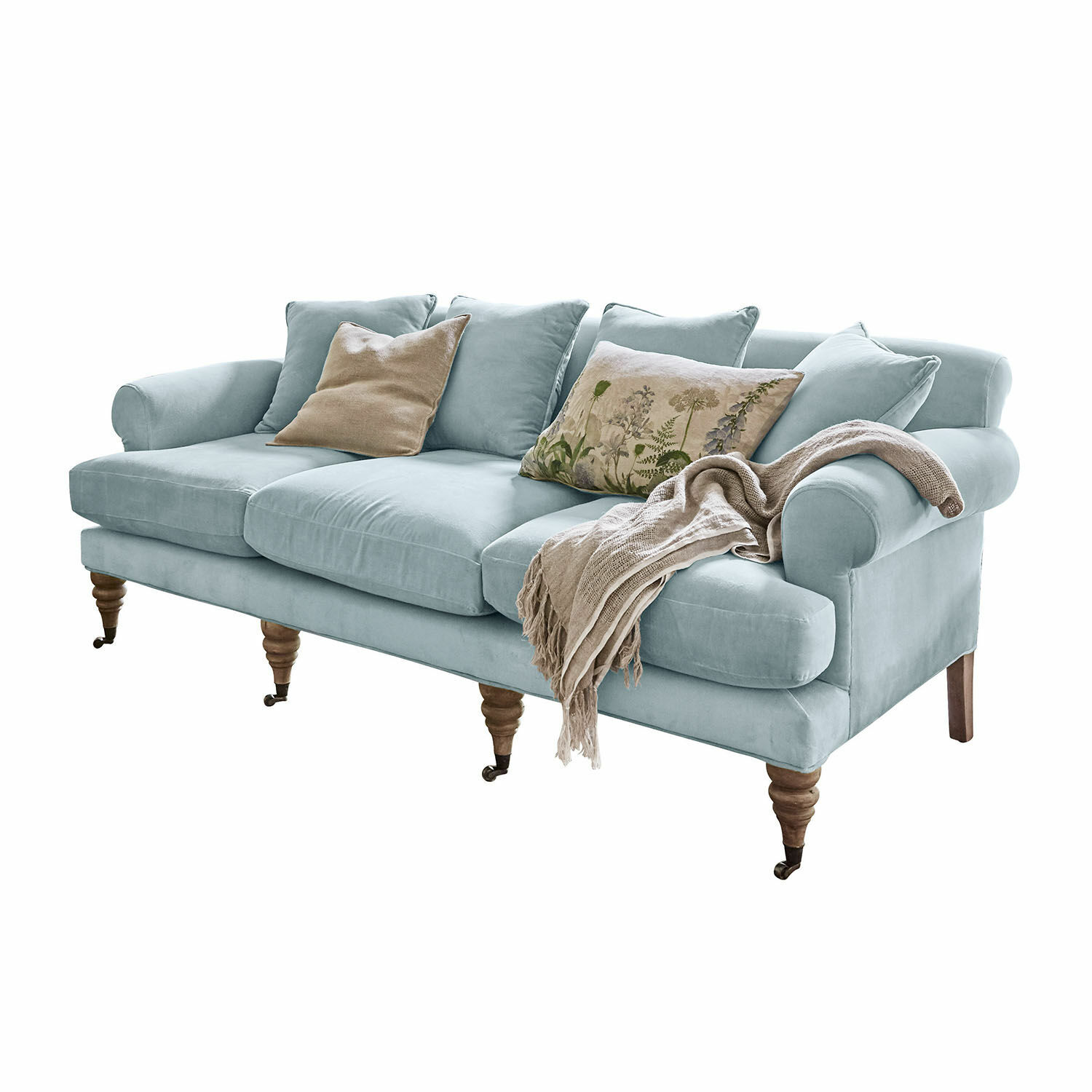 Divano Kazimir Divano in velluto azzurro chiaro con cuscini e coperta beige, arredo confortevole per soggiorno