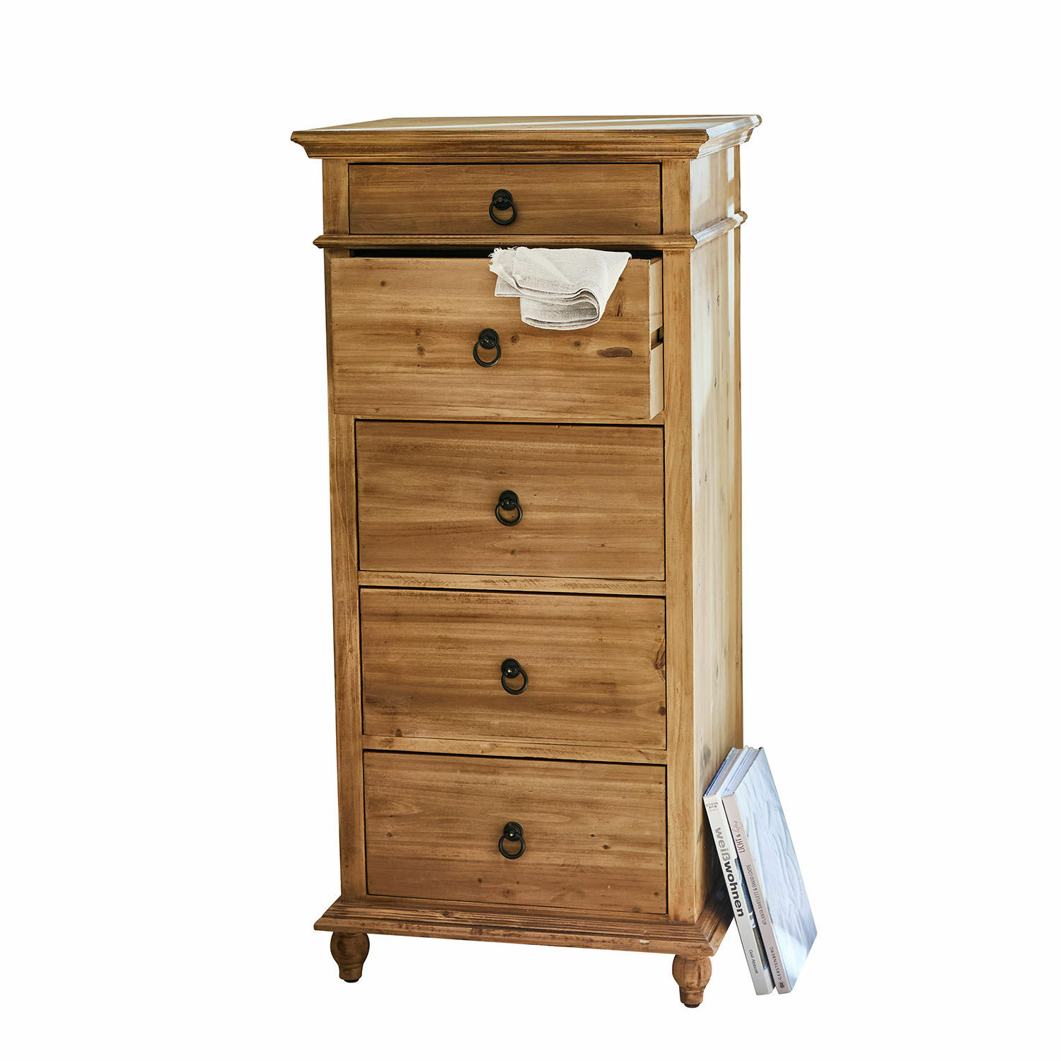 Comò Yewbridge Cassettiera alta in legno naturale con cinque cassetti e maniglie in metallo nero
