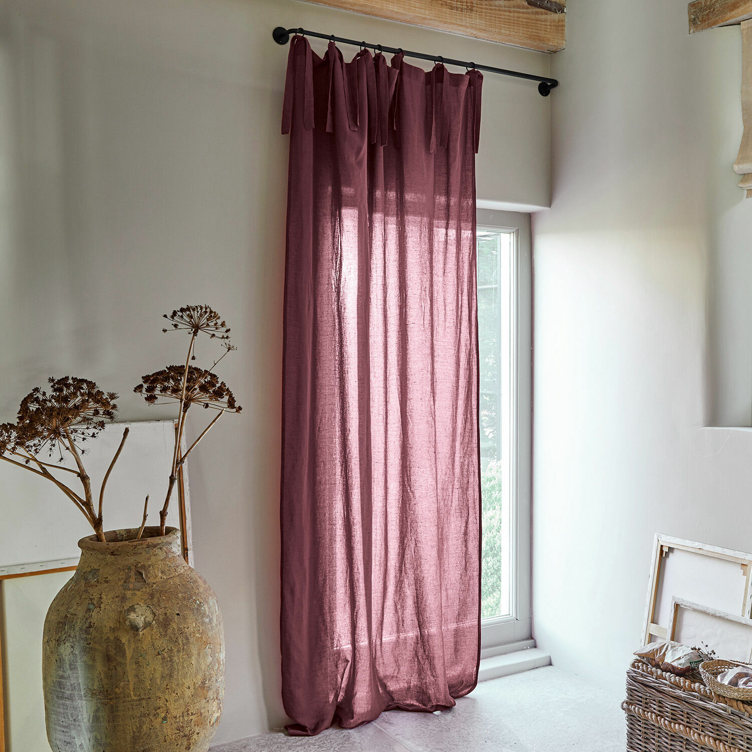 Tenda Adara Tenda in lino viola appesa a bastone nero in interno chiaro e naturale con decorazioni