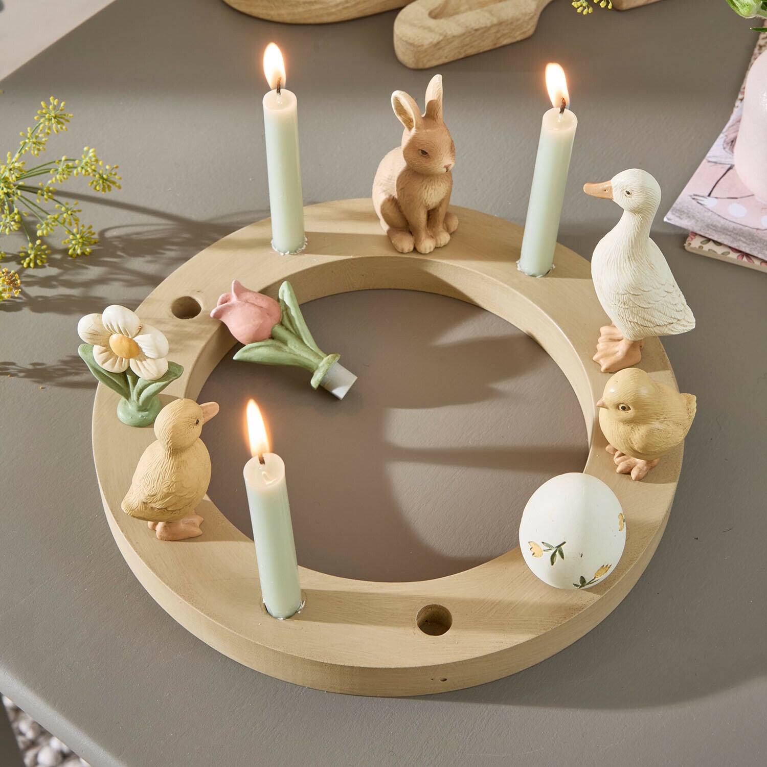 Ghirlanda di candele Eiralis Portacandele rotondo in legno con figure di coniglio, anatra e fiori, tre candele bianche accese